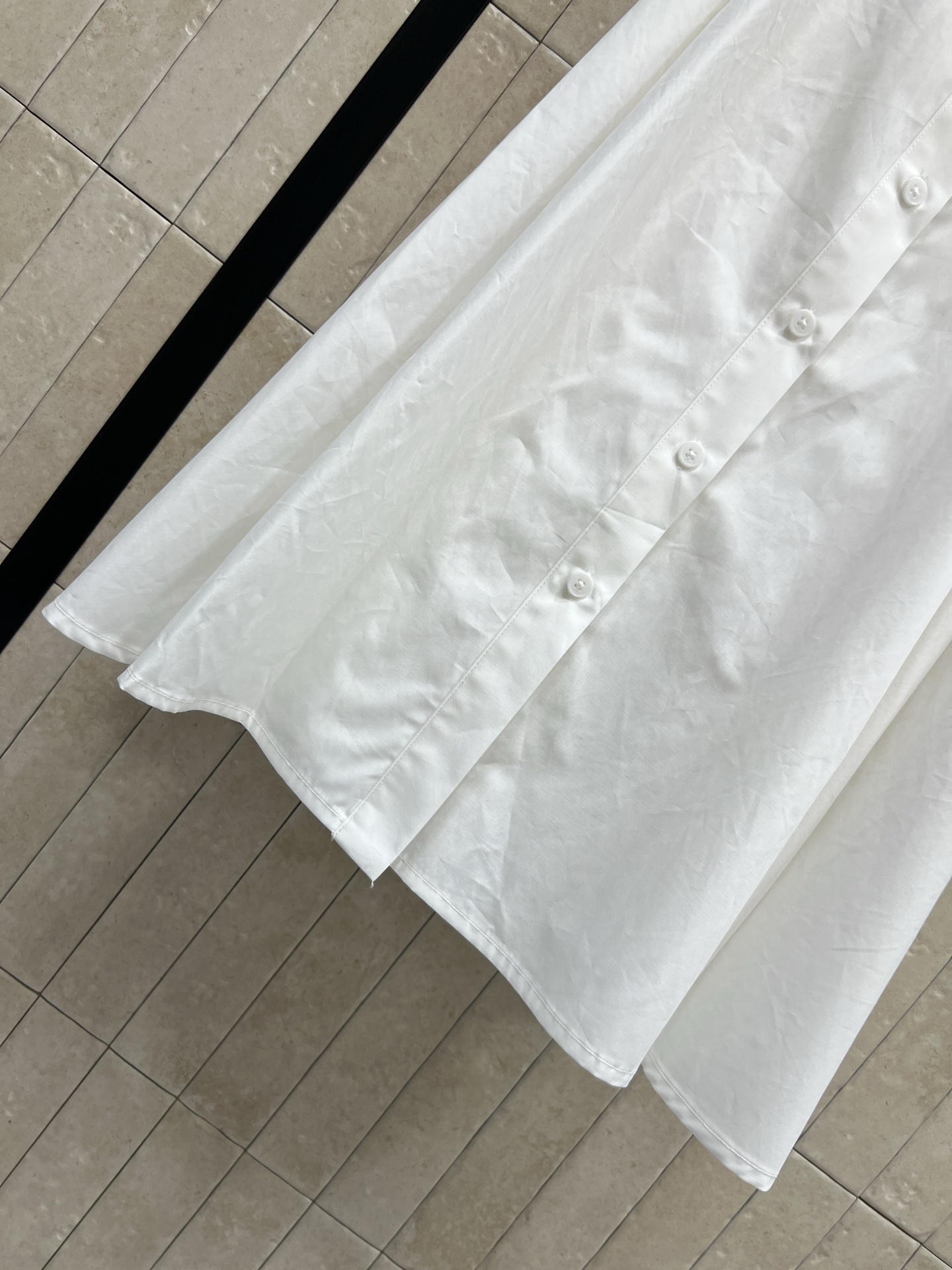 CE家 26春夏新款 白色收腰衬衫裙 采用纯棉面料 质感独特 短袖+翻领设计b简约大方 黑色腰带收腰显身