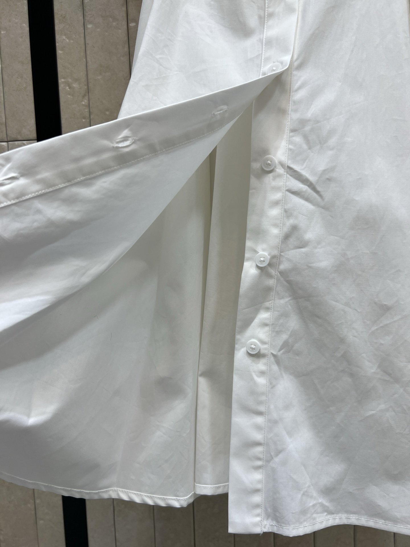 CE家 26春夏新款 白色收腰衬衫裙 采用纯棉面料 质感独特 短袖+翻领设计b简约大方 黑色腰带收腰显身