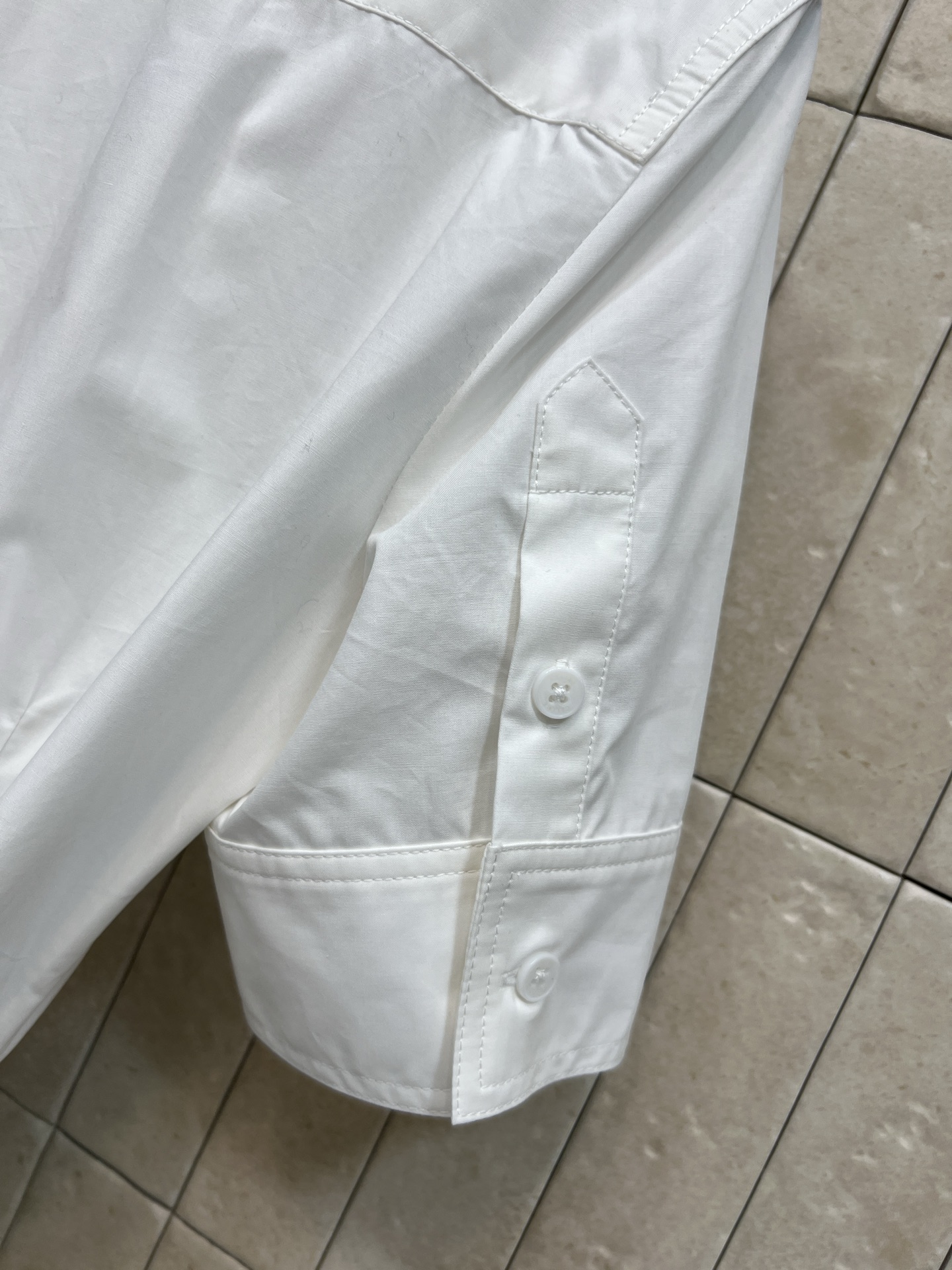 CE家 26春夏新款 白色收腰衬衫裙 采用纯棉面料 质感独特 短袖+翻领设计b简约大方 黑色腰带收腰显身