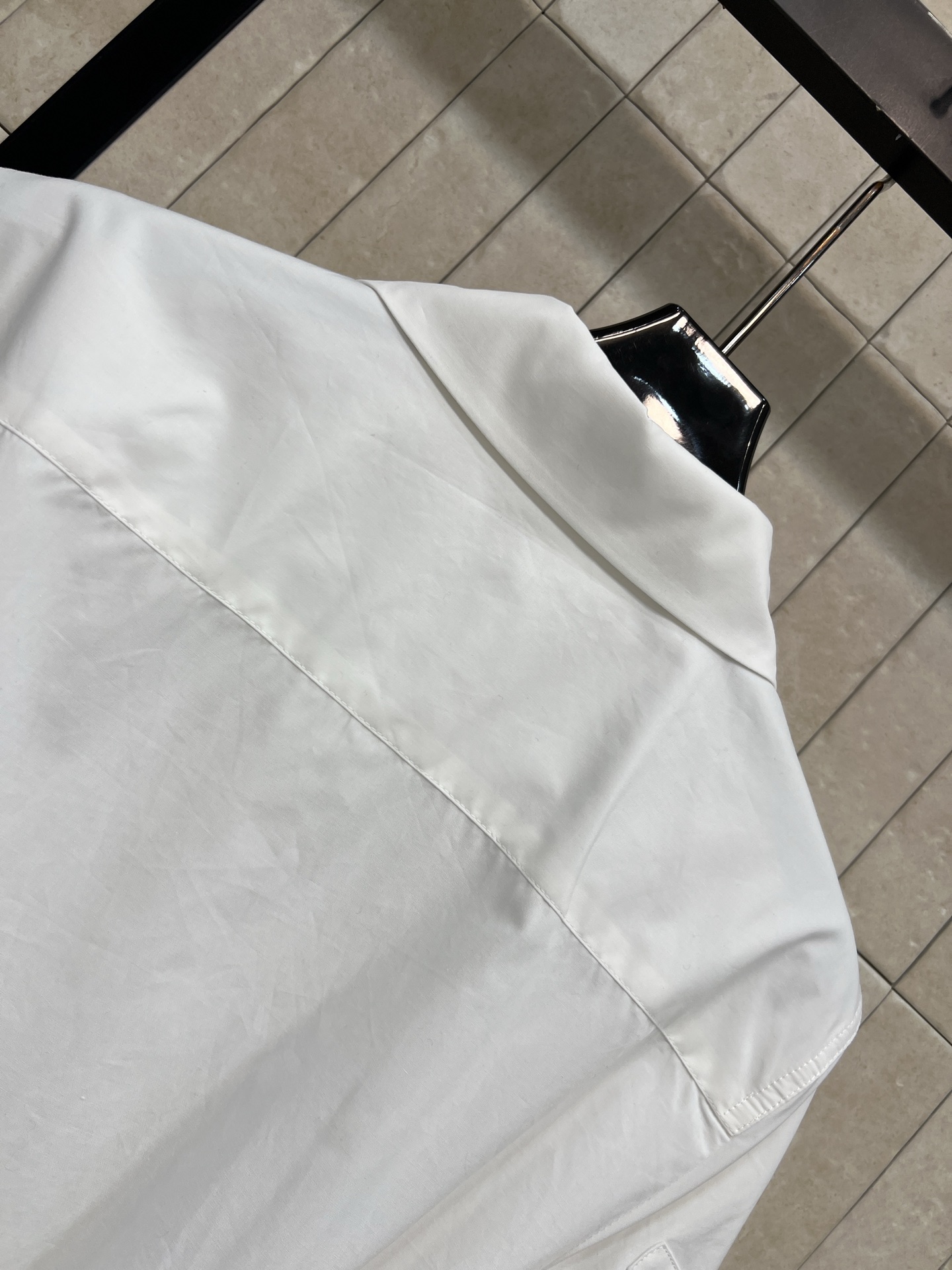 CE家 26春夏新款 白色收腰衬衫裙 采用纯棉面料 质感独特 短袖+翻领设计b简约大方 黑色腰带收腰显身