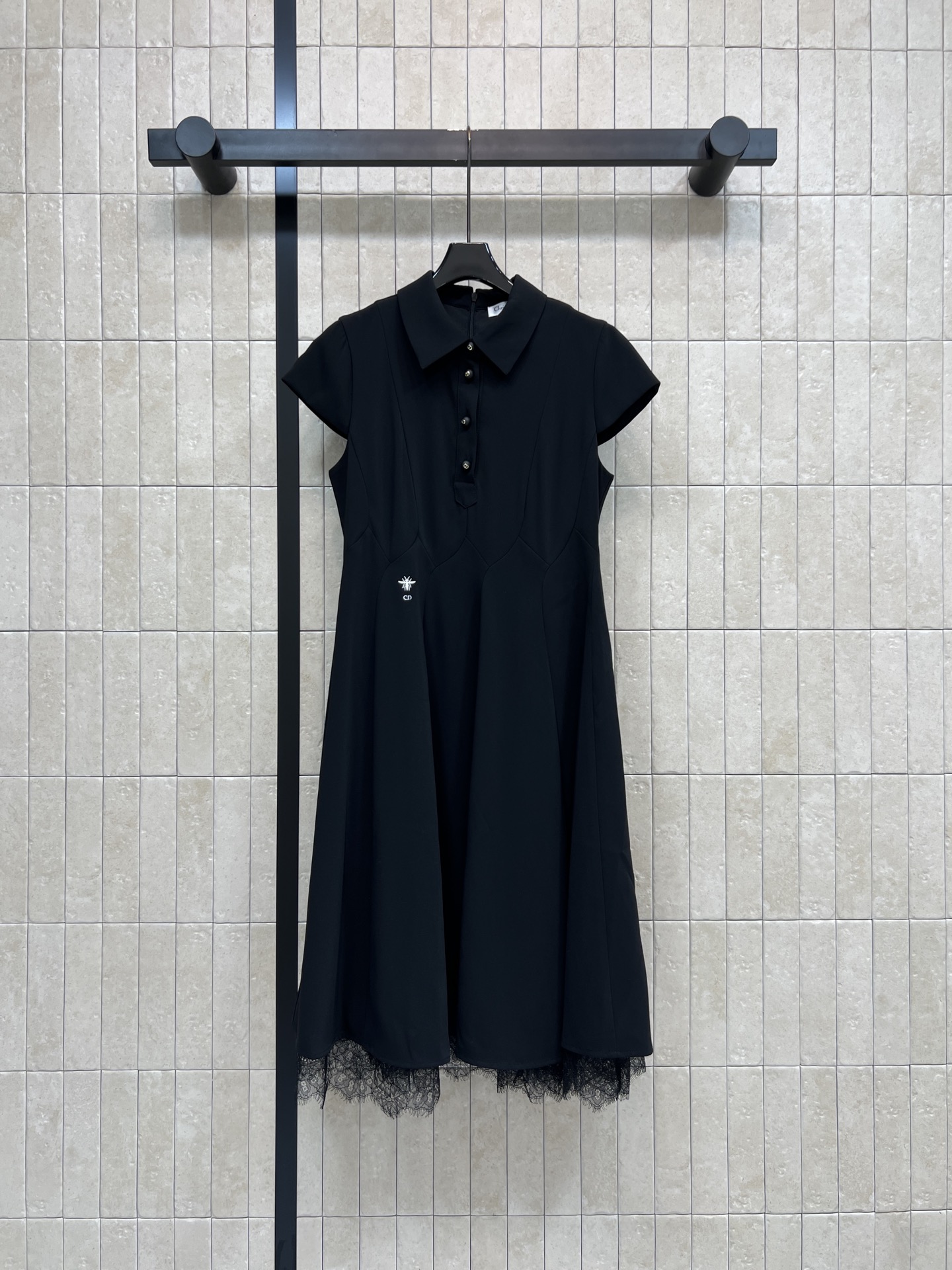 D家 26春夏新款 POLO领连衣裙 挺括抗皱面料 垂坠感满分 收腰A字版型 藏肉显瘦 蕾丝花边裙摆 细