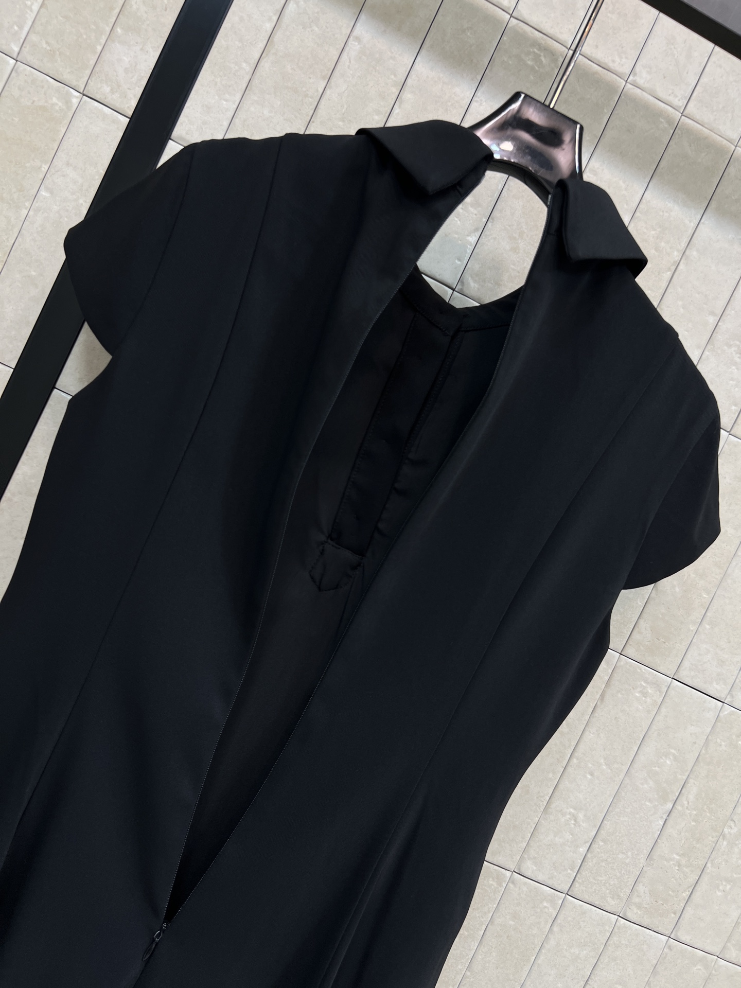 D家 26春夏新款 POLO领连衣裙 挺括抗皱面料 垂坠感满分 收腰A字版型 藏肉显瘦 蕾丝花边裙摆 细