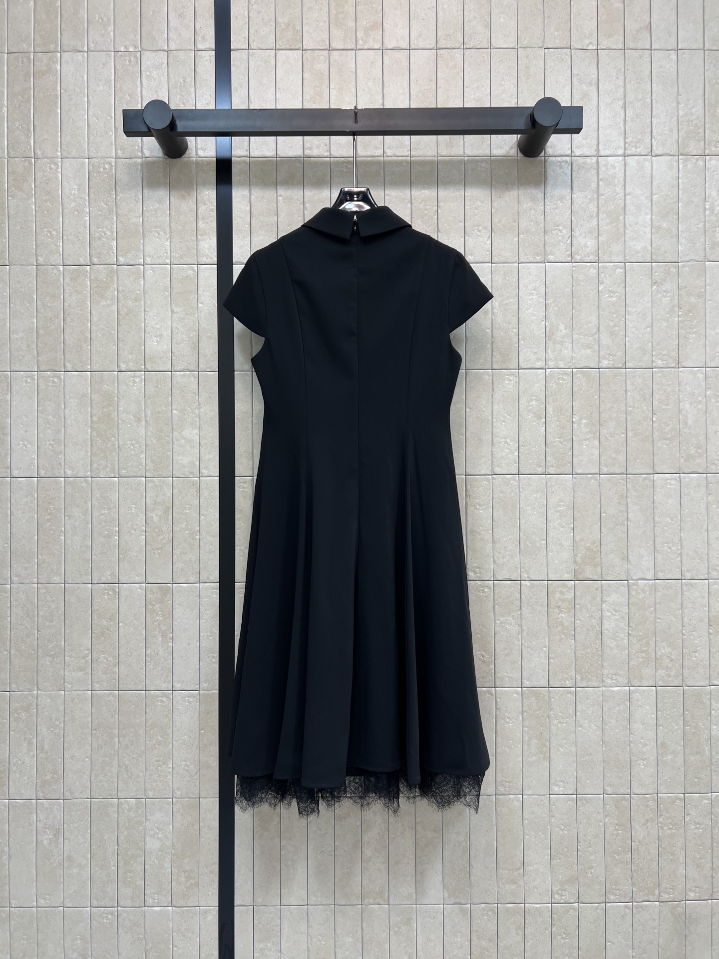 D家 26春夏新款 POLO领连衣裙 挺括抗皱面料 垂坠感满分 收腰A字版型 藏肉显瘦 蕾丝花边裙摆 细