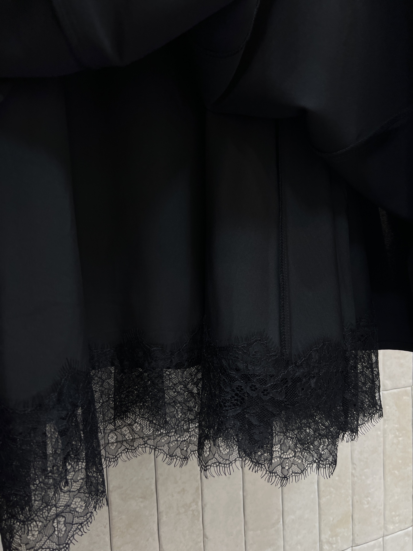 D家 26春夏新款 POLO领连衣裙 挺括抗皱面料 垂坠感满分 收腰A字版型 藏肉显瘦 蕾丝花边裙摆 细