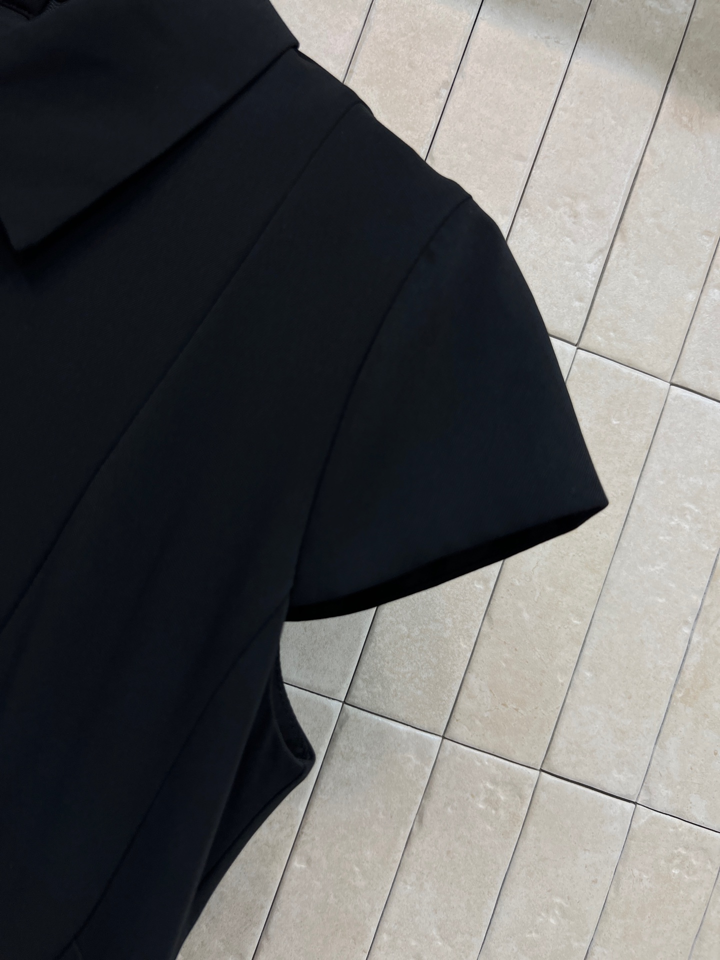 D家 26春夏新款 POLO领连衣裙 挺括抗皱面料 垂坠感满分 收腰A字版型 藏肉显瘦 蕾丝花边裙摆 细