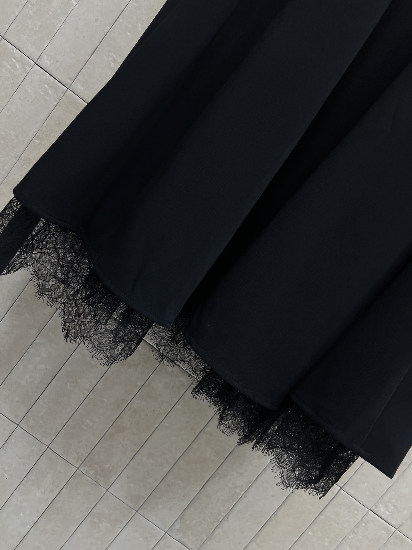 D家 26春夏新款 POLO领连衣裙 挺括抗皱面料 垂坠感满分 收腰A字版型 藏肉显瘦 蕾丝花边裙摆 细