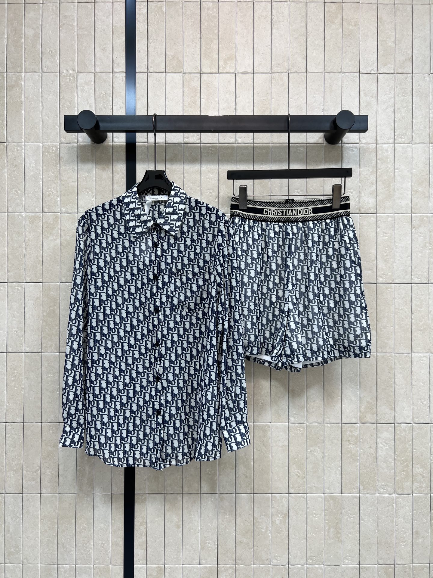 D家 26春夏新款 老花衬衫套装 翻领长袖衬衫+高腰短款 轻薄面料 透气垂坠 宽松版型短裤配套老花和衬衫