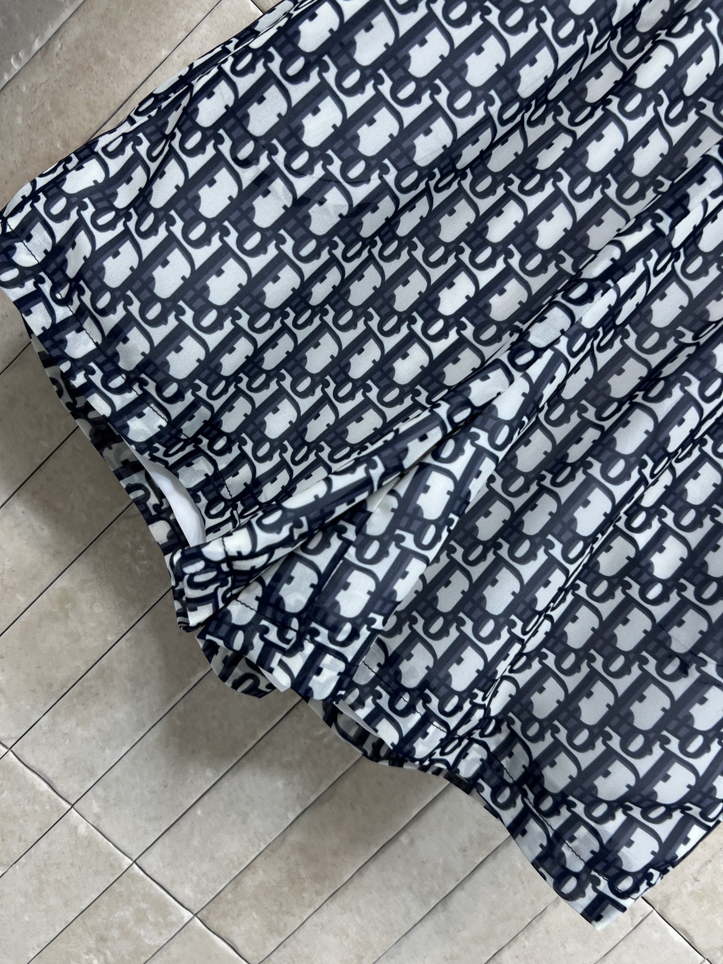 D家 26春夏新款 老花衬衫套装 翻领长袖衬衫+高腰短款 轻薄面料 透气垂坠 宽松版型短裤配套老花和衬衫