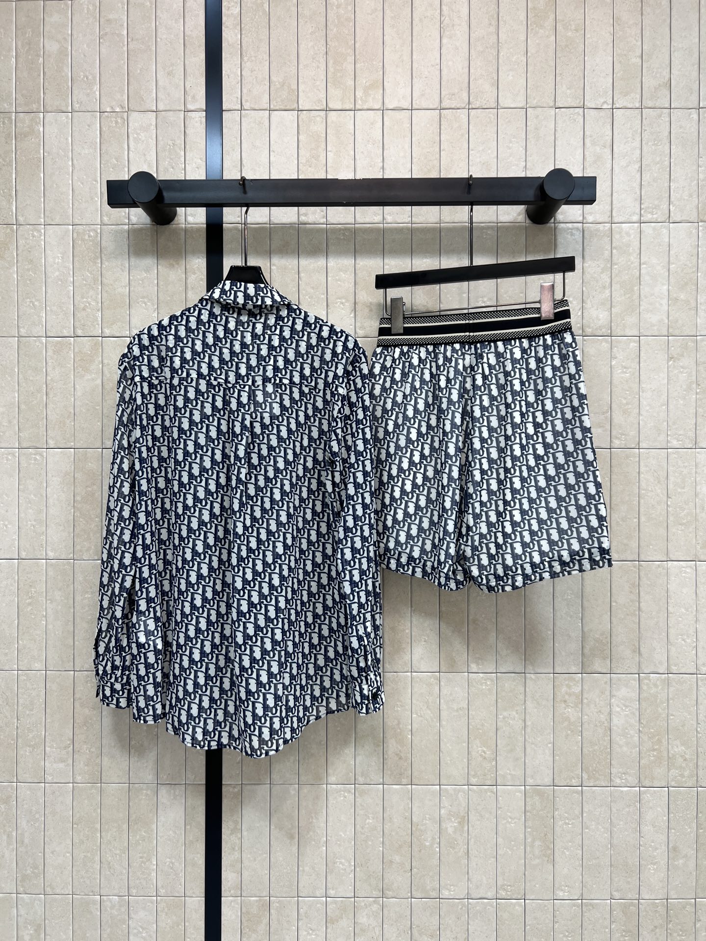 D家 26春夏新款 老花衬衫套装 翻领长袖衬衫+高腰短款 轻薄面料 透气垂坠 宽松版型短裤配套老花和衬衫