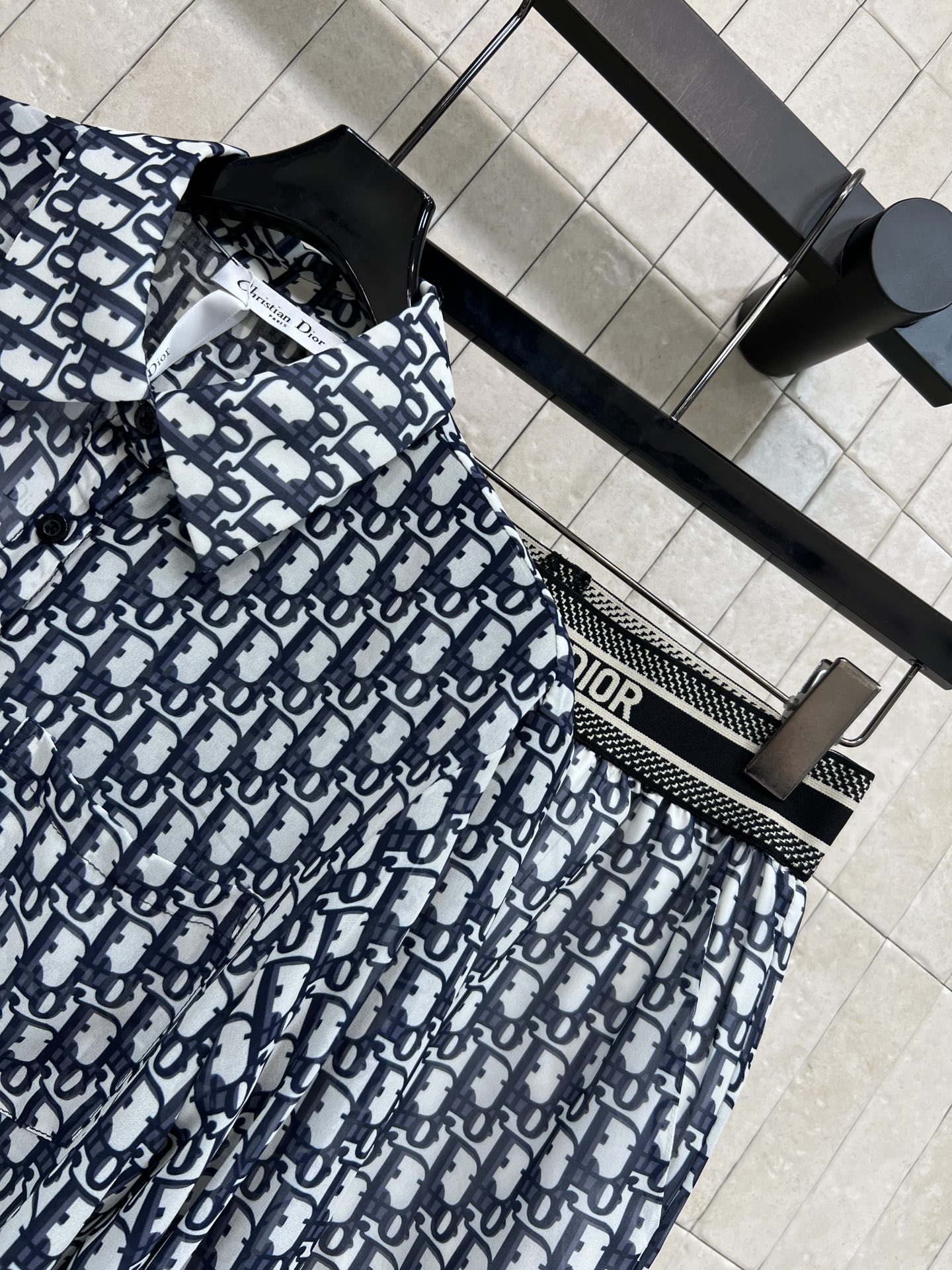 D家 26春夏新款 老花衬衫套装 翻领长袖衬衫+高腰短款 轻薄面料 透气垂坠 宽松版型短裤配套老花和衬衫