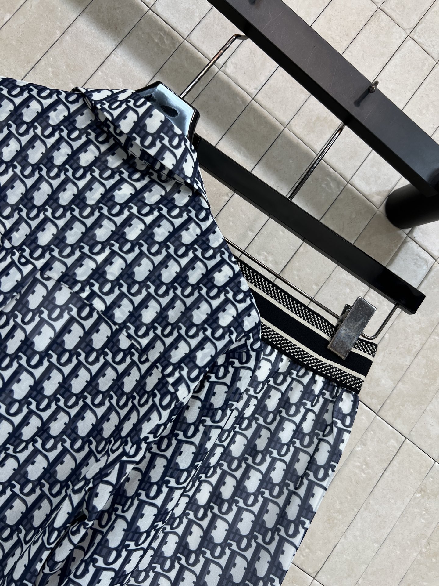 D家 26春夏新款 老花衬衫套装 翻领长袖衬衫+高腰短款 轻薄面料 透气垂坠 宽松版型短裤配套老花和衬衫