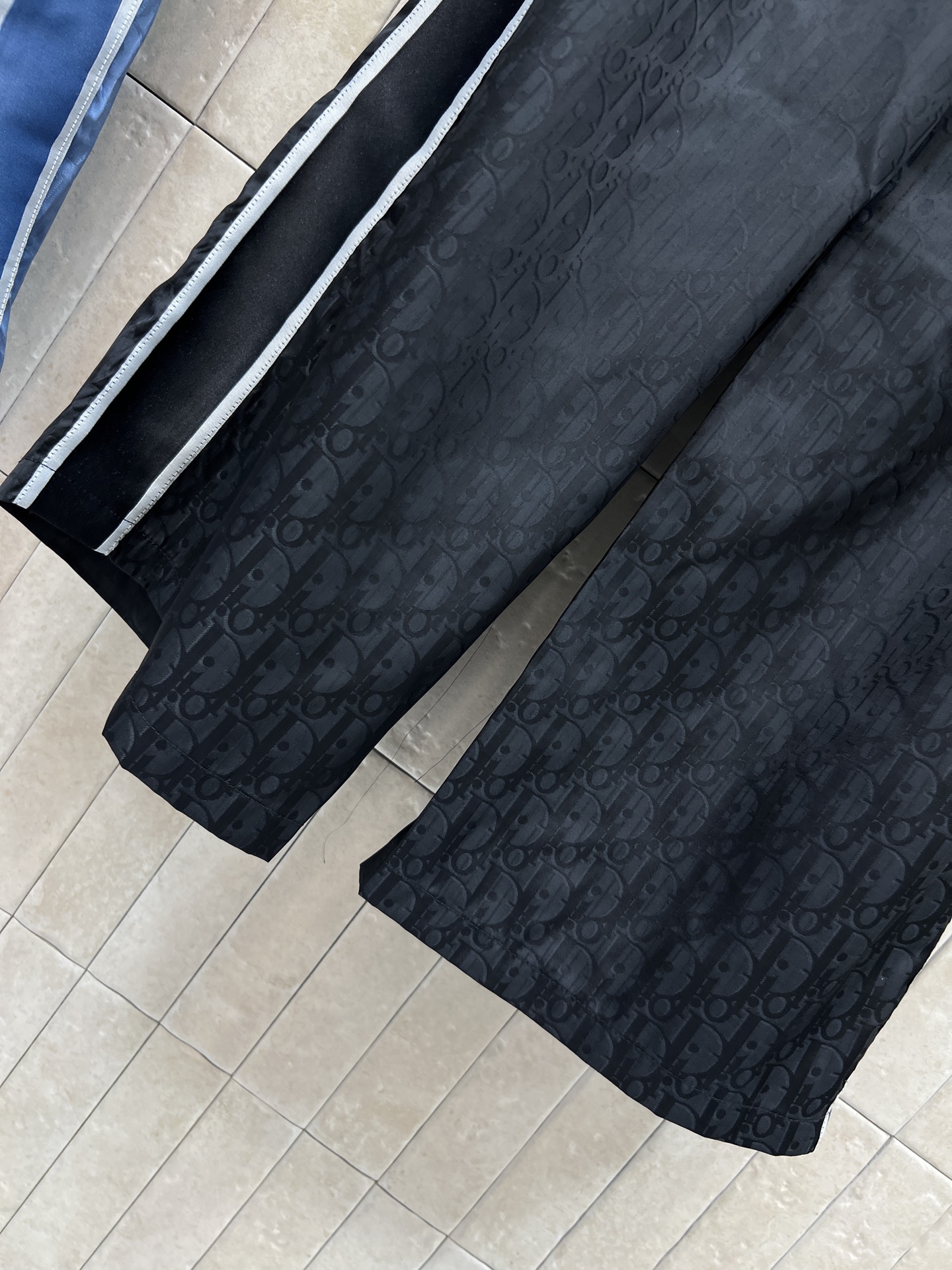 D家 26春夏新款 提花阔腿裤 垂坠感纯棉面料 侧边的品牌织带+拉链口袋设计 运动风里又藏着精致细节 高