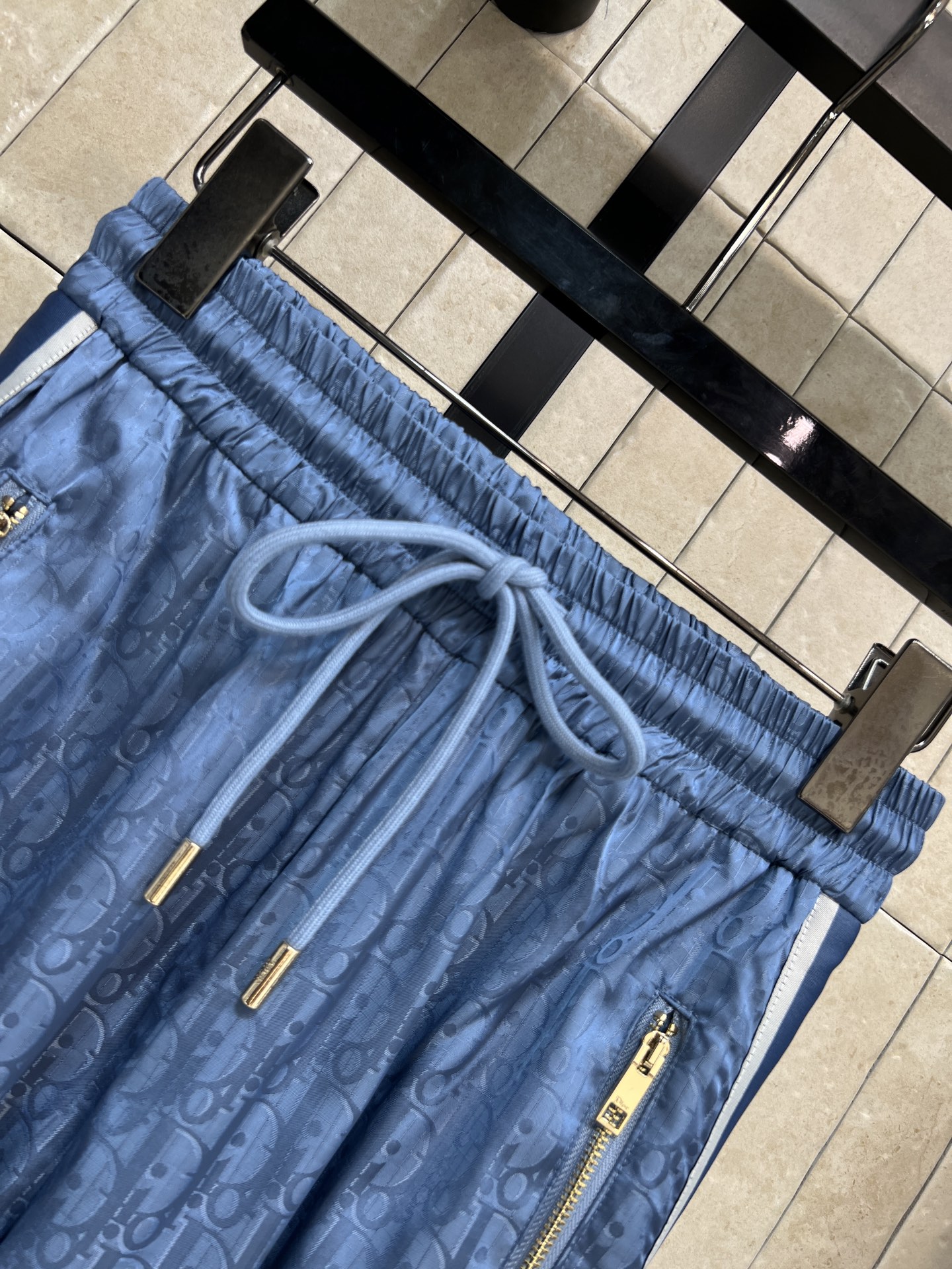 D家 26春夏新款 提花阔腿裤 垂坠感纯棉面料 侧边的品牌织带+拉链口袋设计 运动风里又藏着精致细节 高