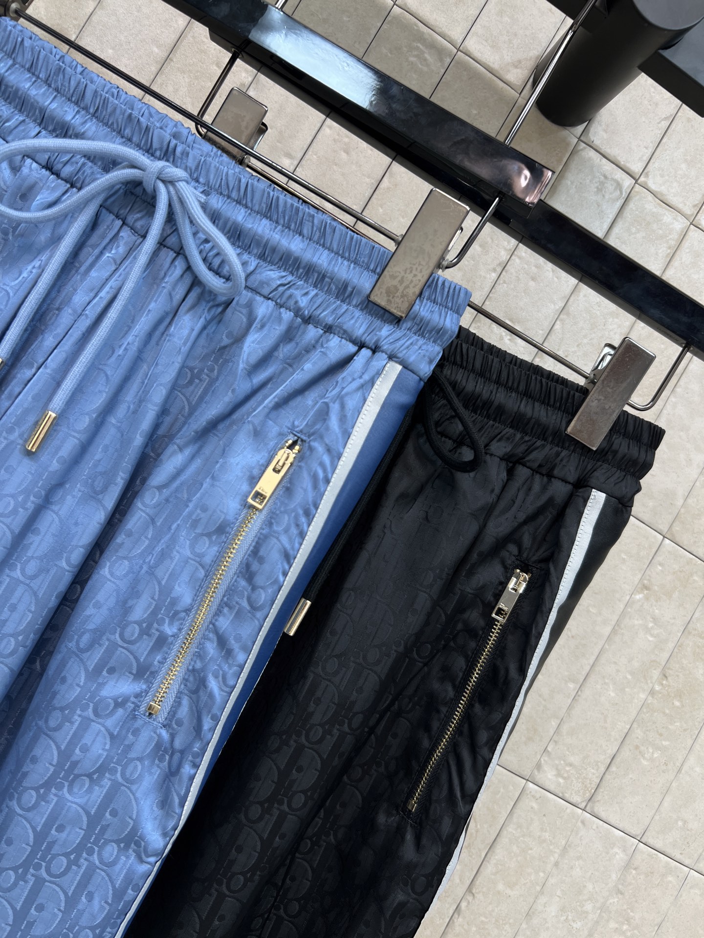 D家 26春夏新款 提花阔腿裤 垂坠感纯棉面料 侧边的品牌织带+拉链口袋设计 运动风里又藏着精致细节 高