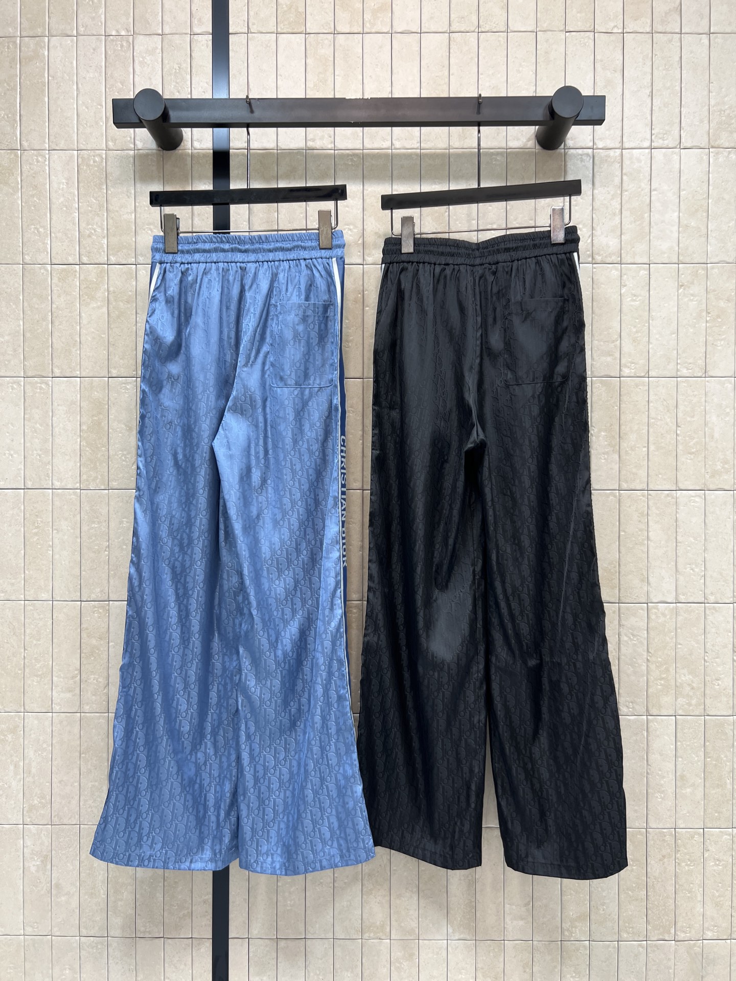 D家 26春夏新款 提花阔腿裤 垂坠感纯棉面料 侧边的品牌织带+拉链口袋设计 运动风里又藏着精致细节 高