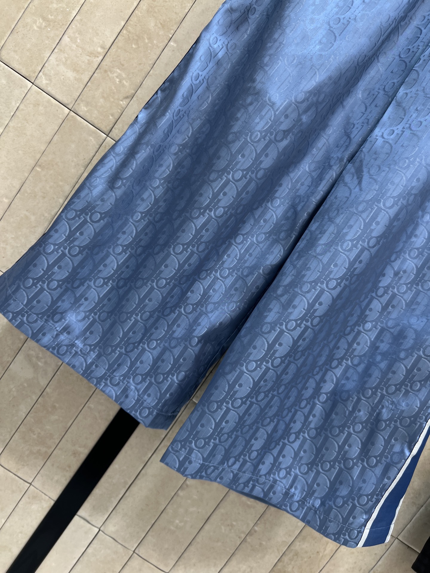 D家 26春夏新款 提花阔腿裤 垂坠感纯棉面料 侧边的品牌织带+拉链口袋设计 运动风里又藏着精致细节 高