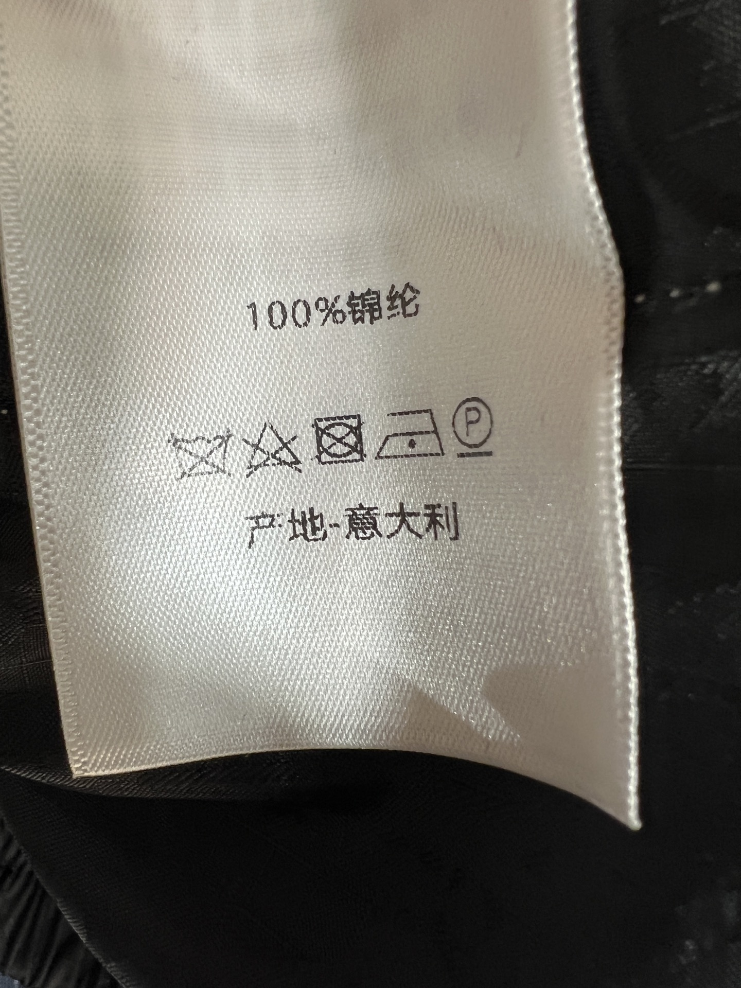 D家 26春夏新款 提花阔腿裤 垂坠感纯棉面料 侧边的品牌织带+拉链口袋设计 运动风里又藏着精致细节 高