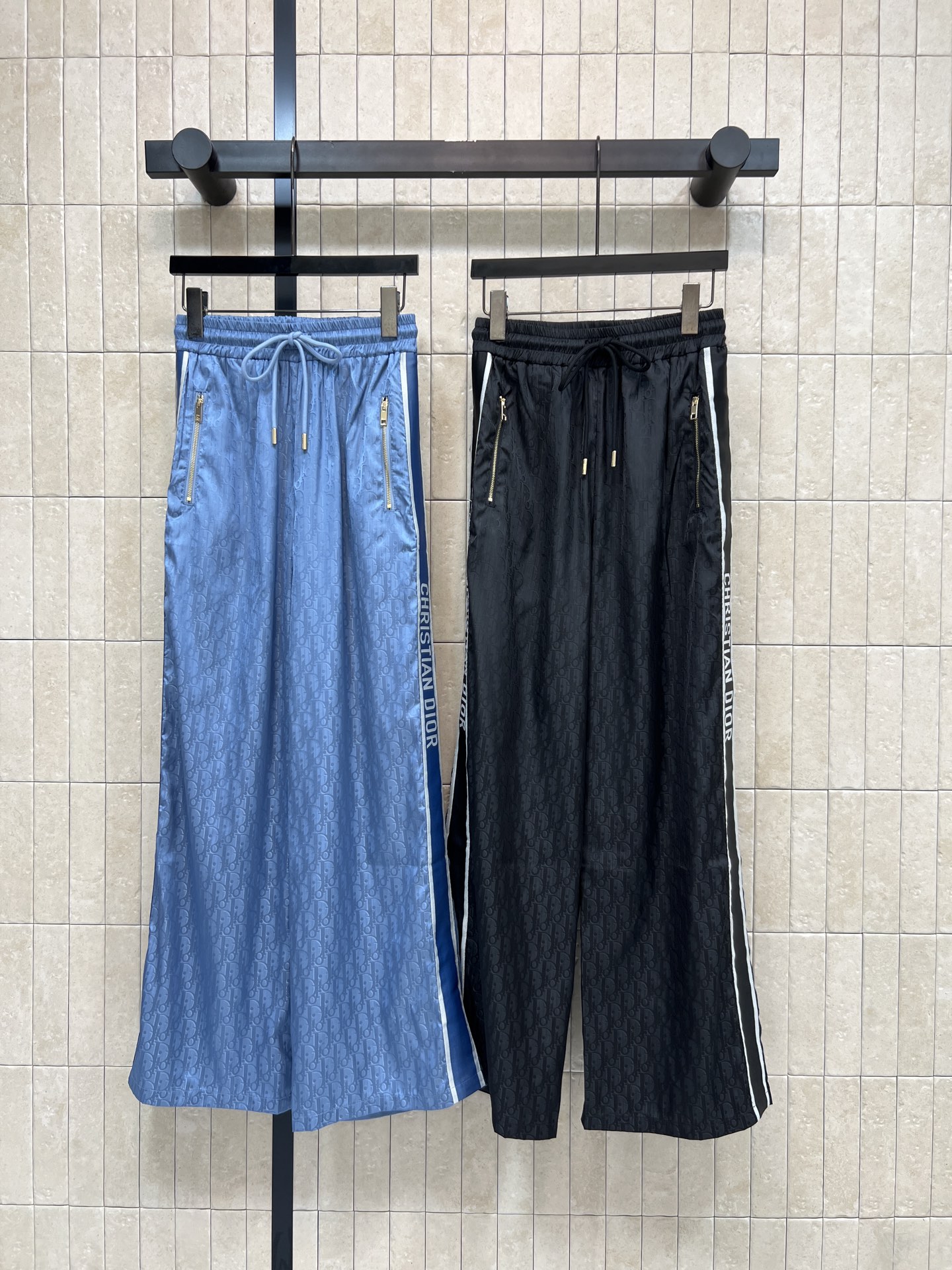 D家 26春夏新款 提花阔腿裤 垂坠感纯棉面料 侧边的品牌织带+拉链口袋设计 运动风里又藏着精致细节 高