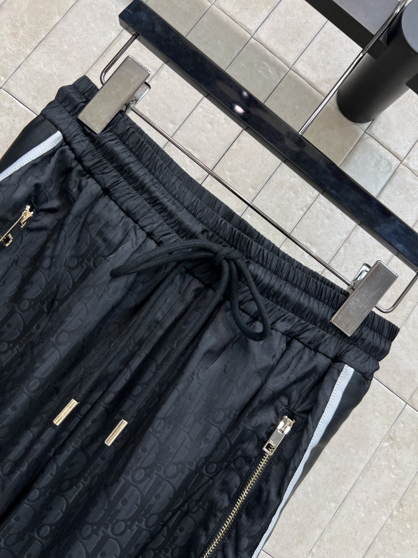 D家 26春夏新款 提花阔腿裤 垂坠感纯棉面料 侧边的品牌织带+拉链口袋设计 运动风里又藏着精致细节 高