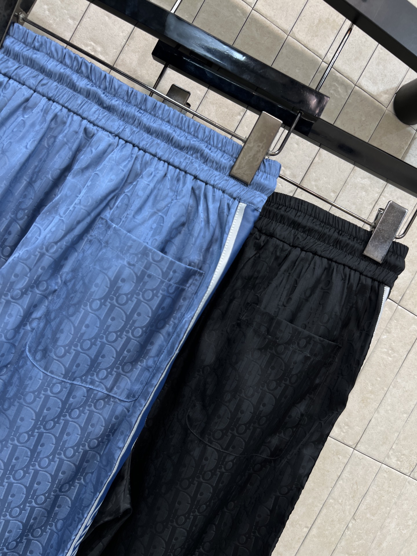 D家 26春夏新款 提花阔腿裤 垂坠感纯棉面料 侧边的品牌织带+拉链口袋设计 运动风里又藏着精致细节 高