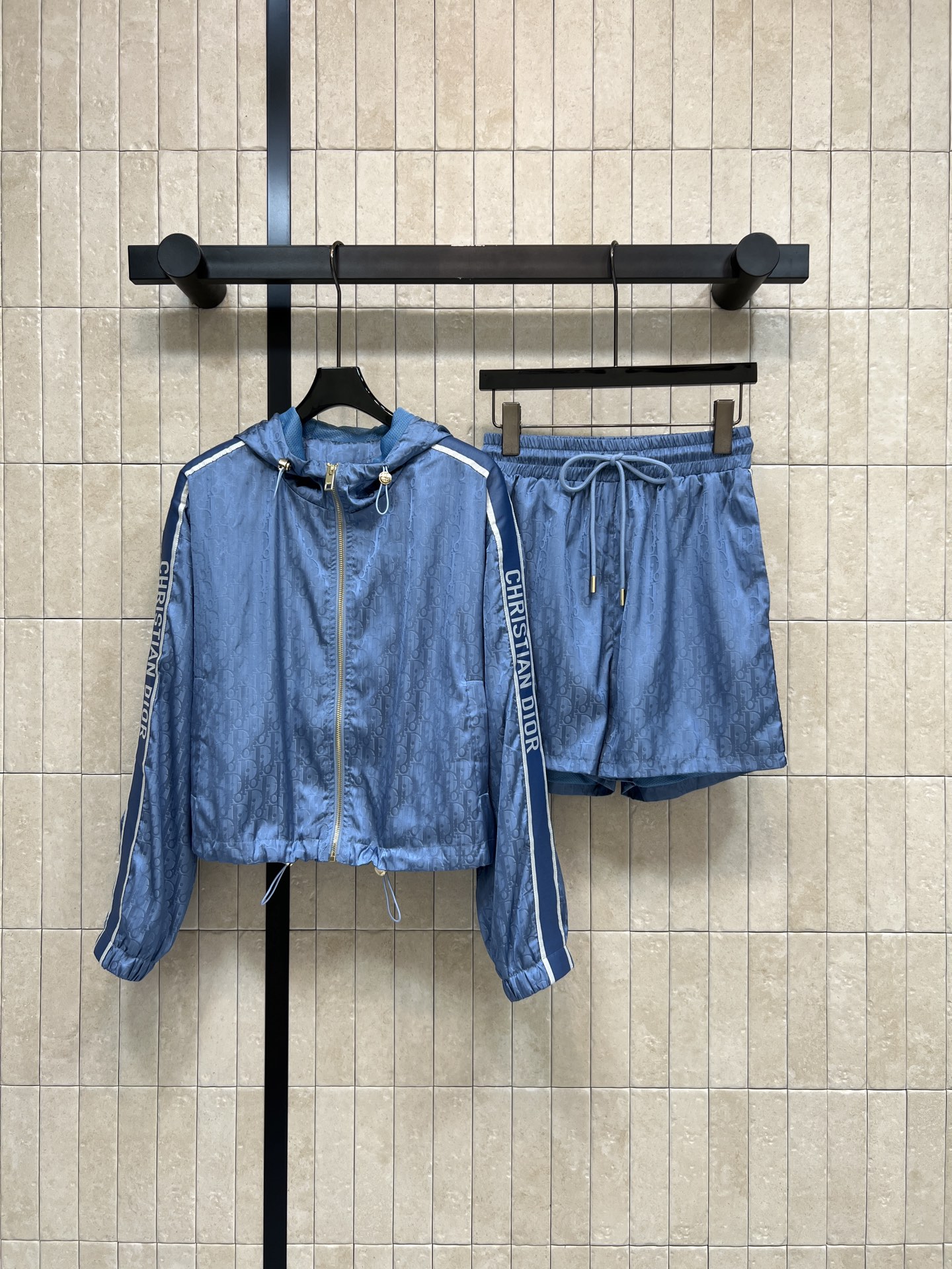 D家 26春夏新款 提花连帽套装 连帽外套+高腰短款 高质量纯棉面料 外套拉链+下摆抽绳 侧边品牌织带 