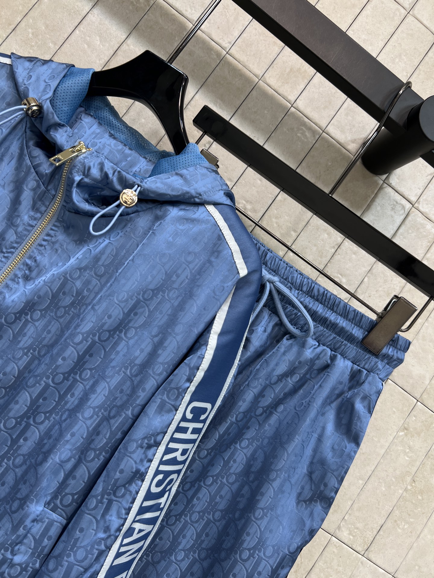 D家 26春夏新款 提花连帽套装 连帽外套+高腰短款 高质量纯棉面料 外套拉链+下摆抽绳 侧边品牌织带 