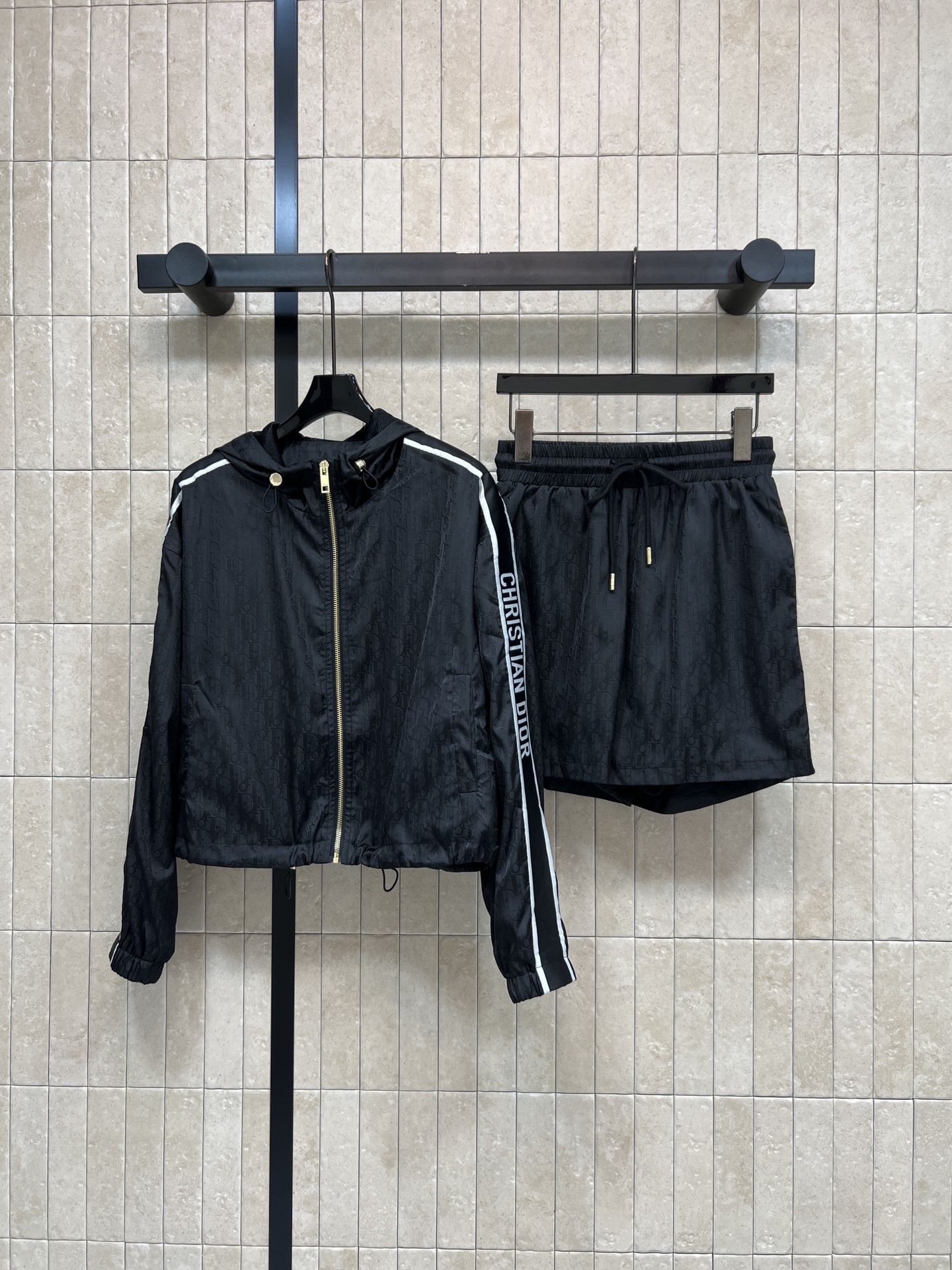 D家 26春夏新款 提花连帽套装 连帽外套+高腰短款 高质量纯棉面料 外套拉链+下摆抽绳 侧边品牌织带 