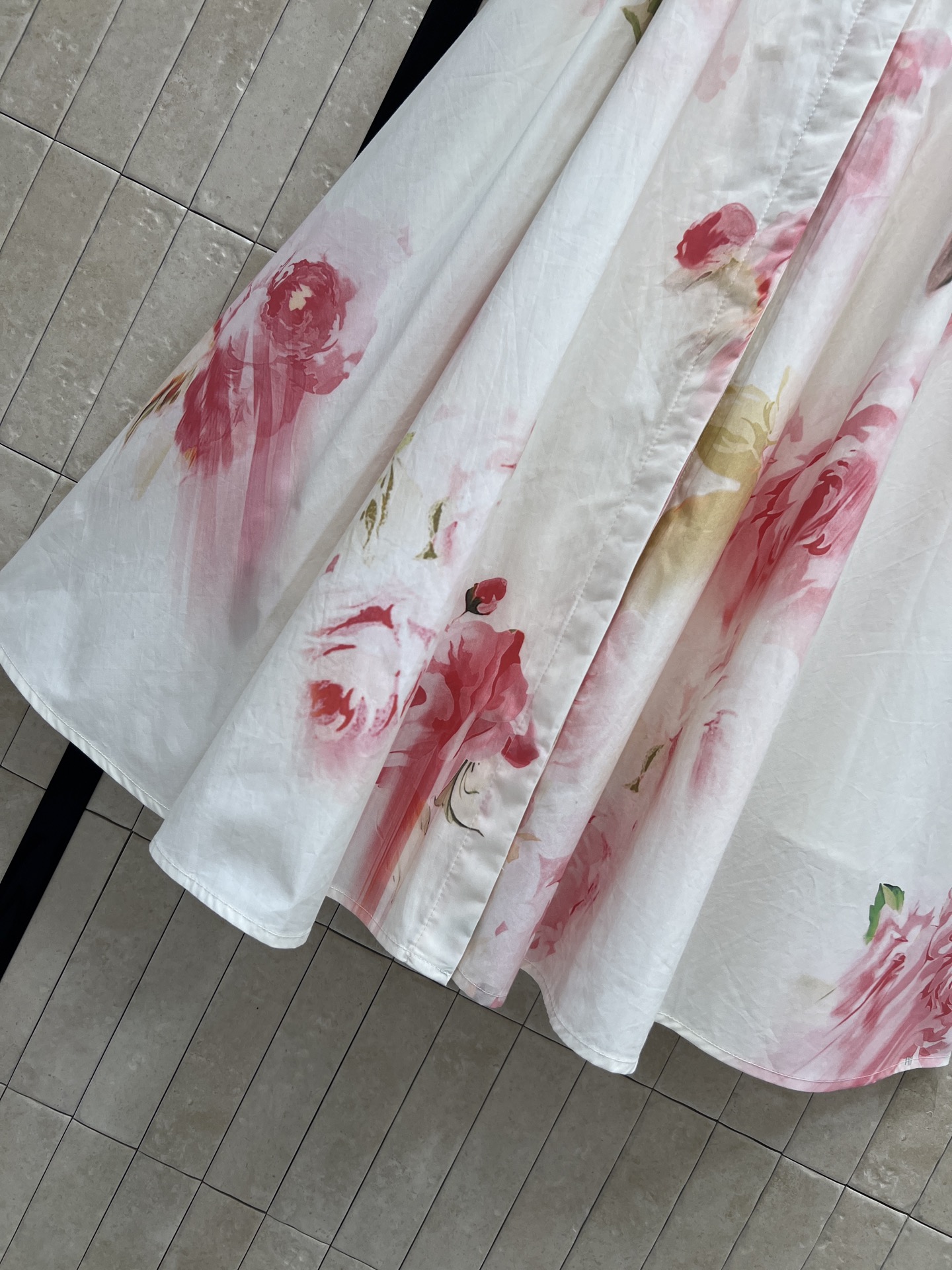 D家 26春夏新款 花卉印花连衣裙 白底配粉红玫瑰 氛围感拉满 轻薄透气纯棉面料 春夏穿超舒服 收腰+同