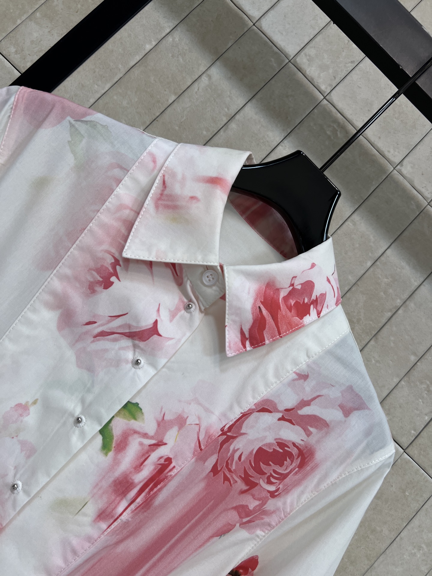 D家 26春夏新款 花卉印花连衣裙 白底配粉红玫瑰 氛围感拉满 轻薄透气纯棉面料 春夏穿超舒服 收腰+同