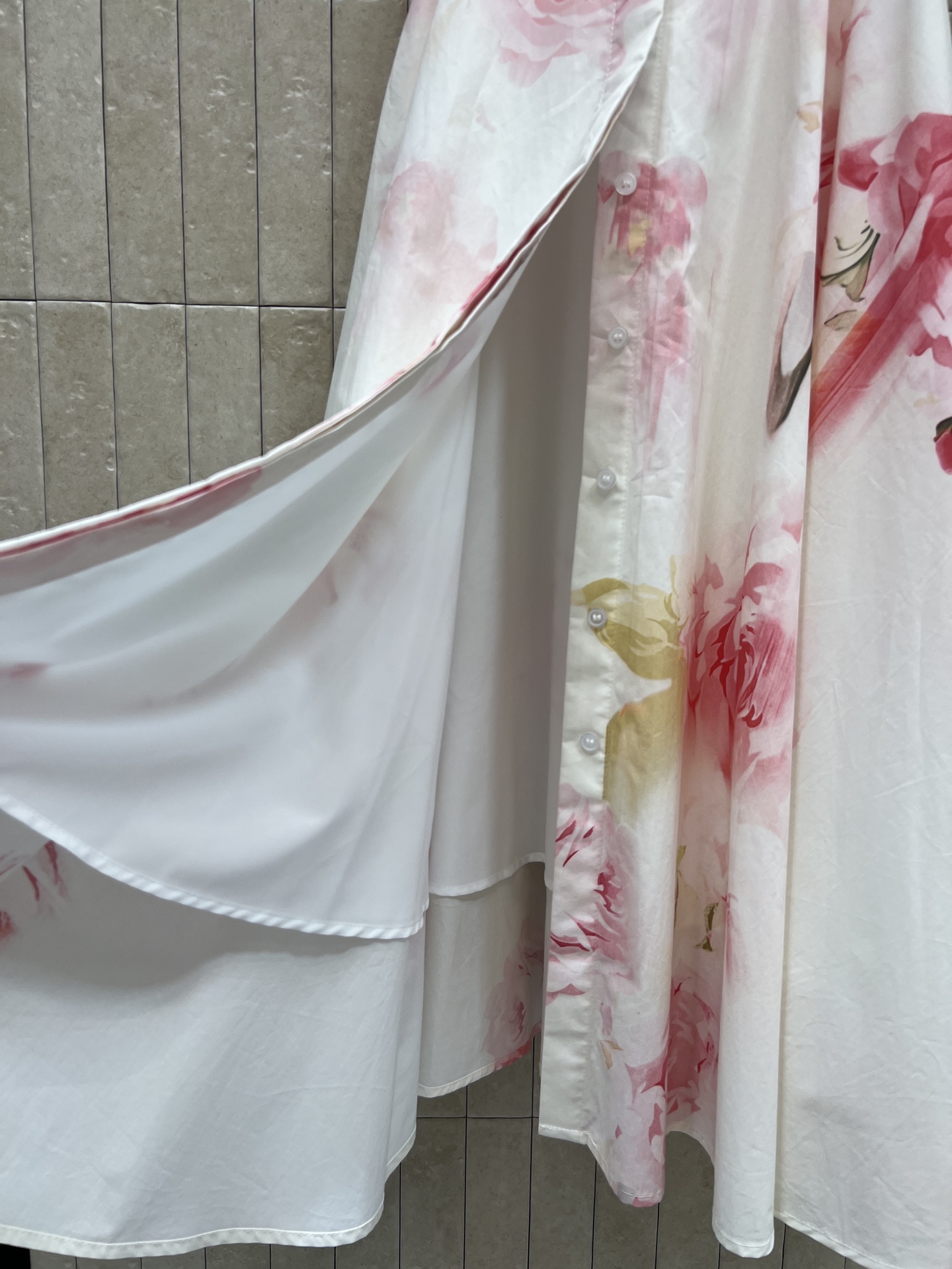 D家 26春夏新款 花卉印花连衣裙 白底配粉红玫瑰 氛围感拉满 轻薄透气纯棉面料 春夏穿超舒服 收腰+同