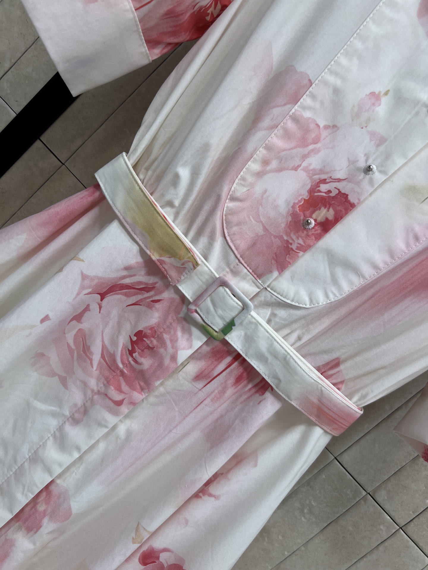 D家 26春夏新款 花卉印花连衣裙 白底配粉红玫瑰 氛围感拉满 轻薄透气纯棉面料 春夏穿超舒服 收腰+同