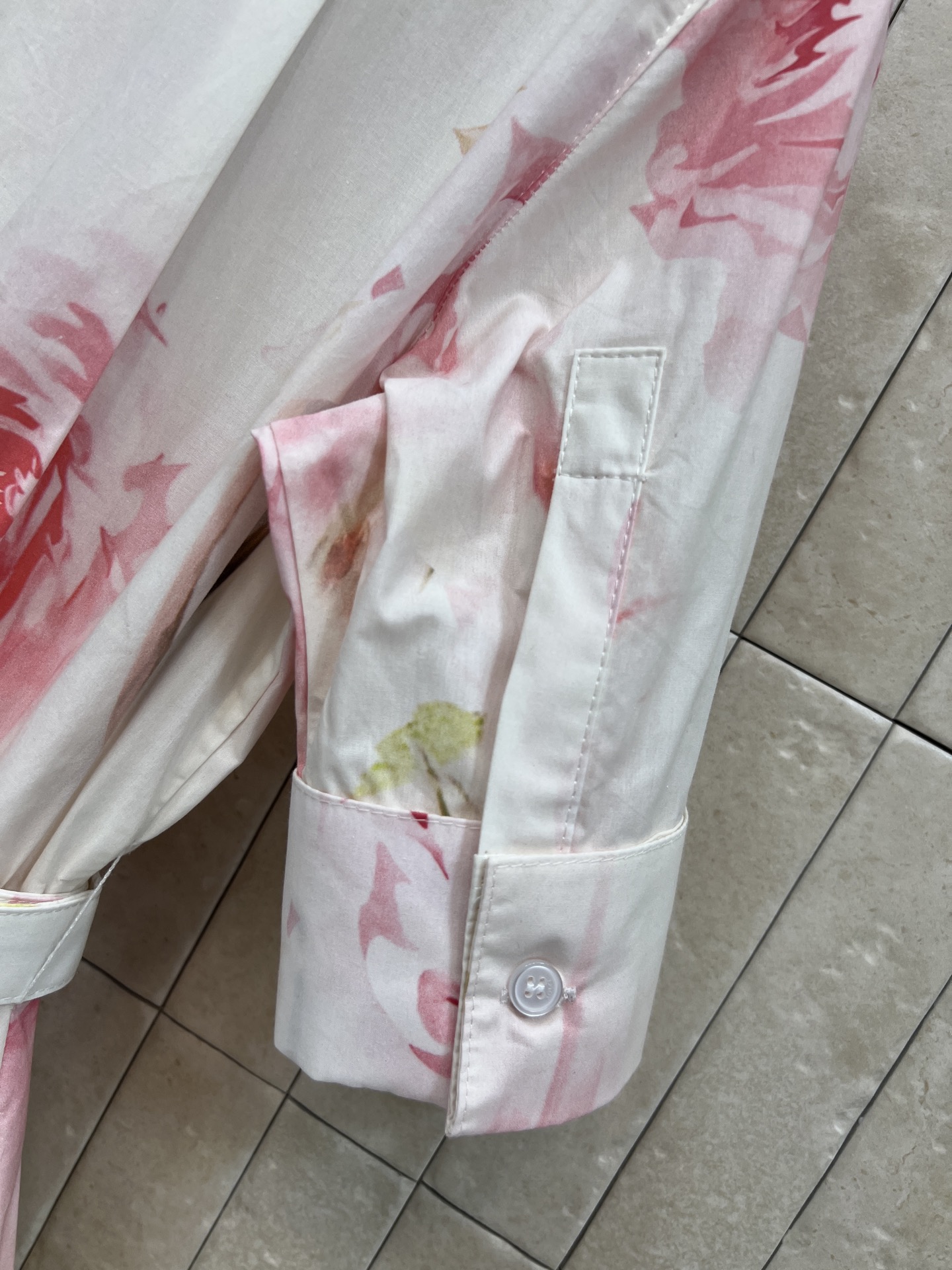 D家 26春夏新款 花卉印花连衣裙 白底配粉红玫瑰 氛围感拉满 轻薄透气纯棉面料 春夏穿超舒服 收腰+同