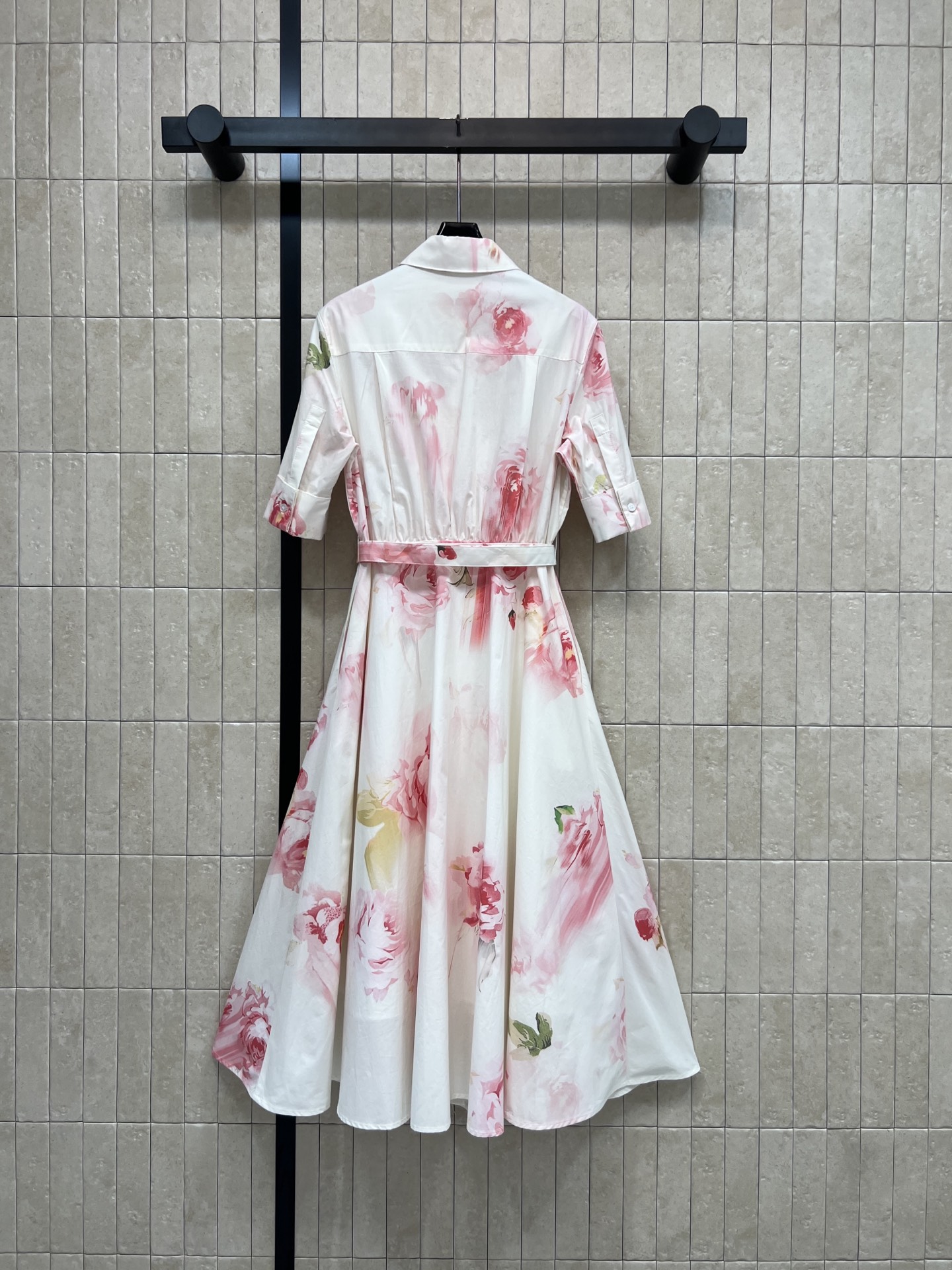 D家 26春夏新款 花卉印花连衣裙 白底配粉红玫瑰 氛围感拉满 轻薄透气纯棉面料 春夏穿超舒服 收腰+同