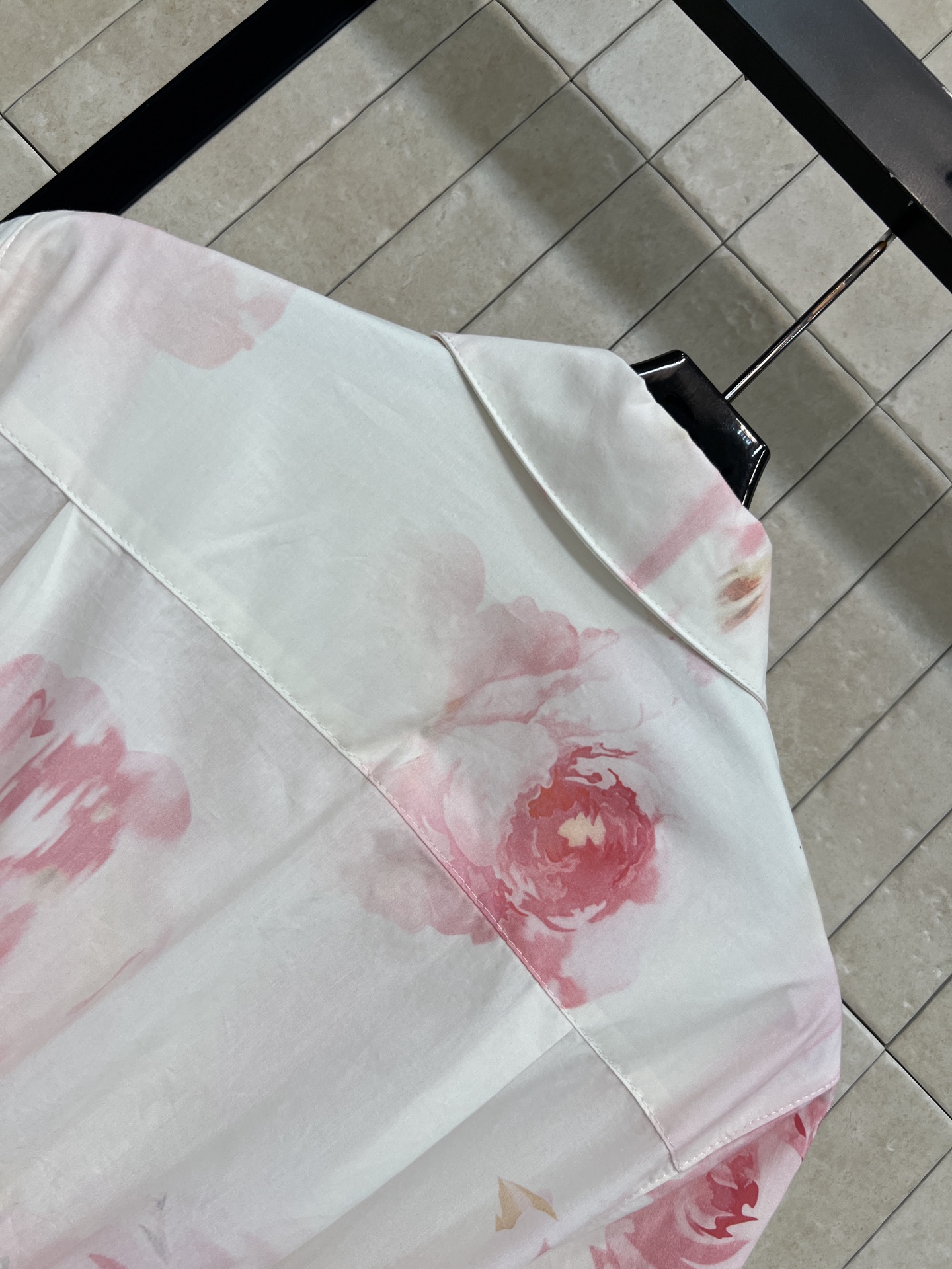 D家 26春夏新款 花卉印花连衣裙 白底配粉红玫瑰 氛围感拉满 轻薄透气纯棉面料 春夏穿超舒服 收腰+同