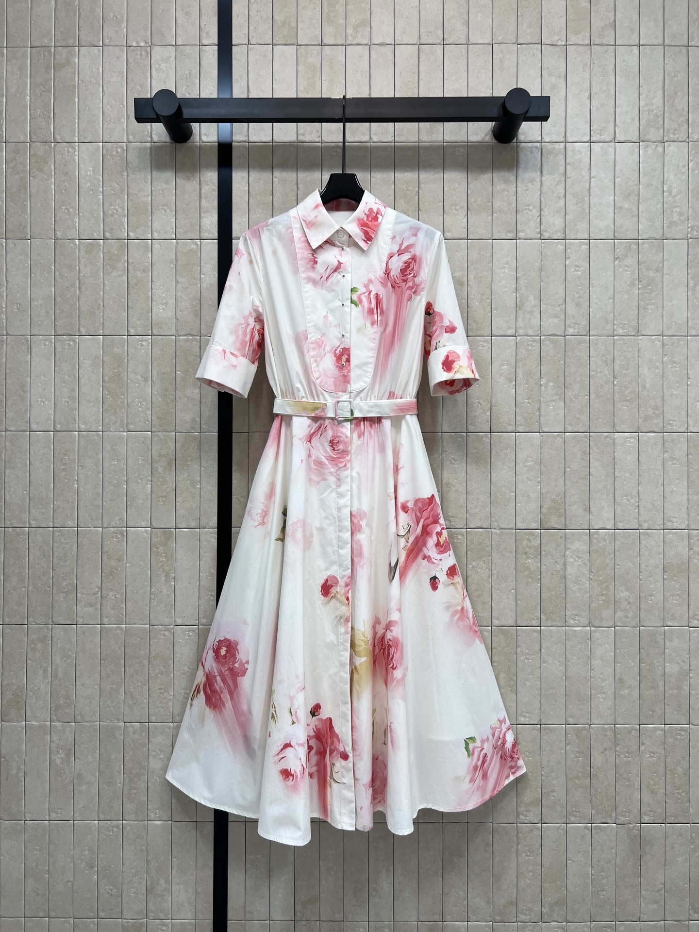 D家 26春夏新款 花卉印花连衣裙 白底配粉红玫瑰 氛围感拉满 轻薄透气纯棉面料 春夏穿超舒服 收腰+同