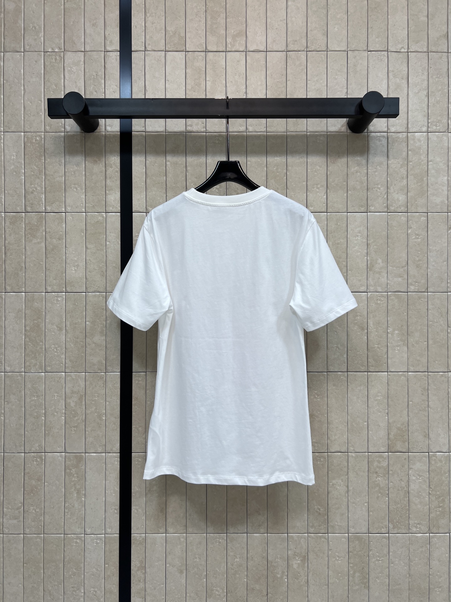 D家 26春夏新款 花卉印花短袖T恤 纯棉材质 柔软舒适 日常穿着超友好 圆领正肩设计 正面粉色玫瑰花+