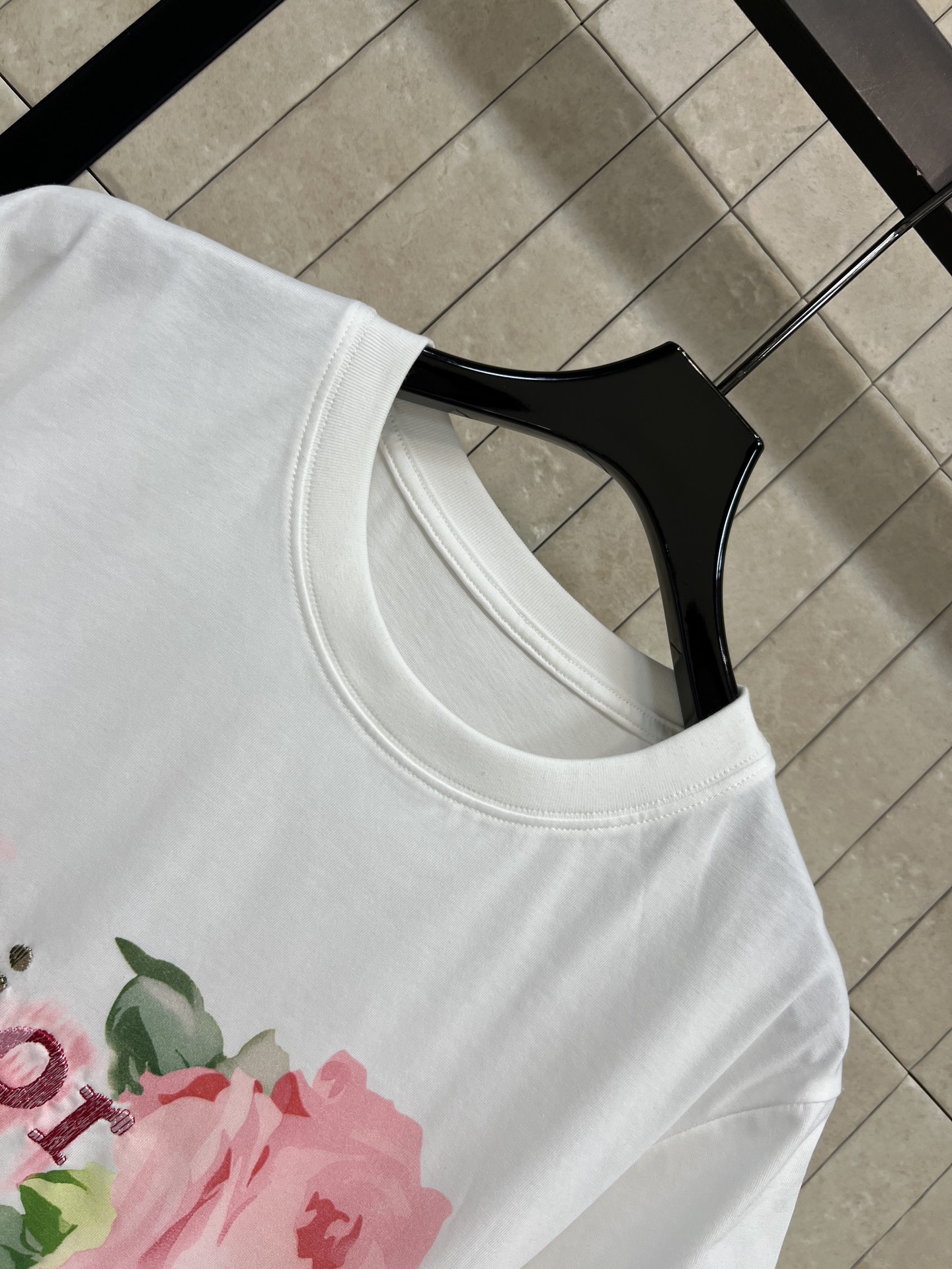 D家 26春夏新款 花卉印花短袖T恤 纯棉材质 柔软舒适 日常穿着超友好 圆领正肩设计 正面粉色玫瑰花+