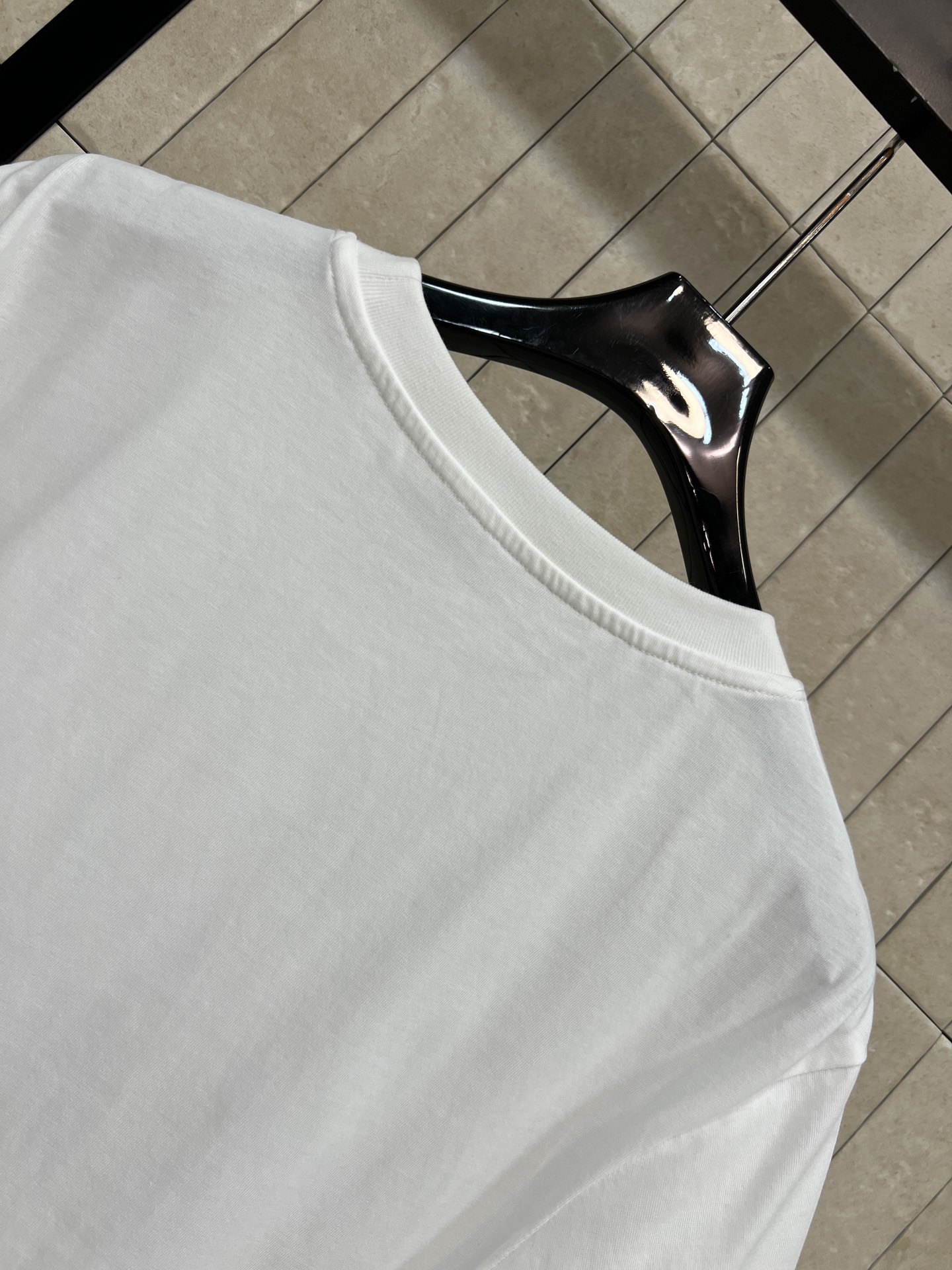 D家 26春夏新款 花卉印花短袖T恤 纯棉材质 柔软舒适 日常穿着超友好 圆领正肩设计 正面粉色玫瑰花+