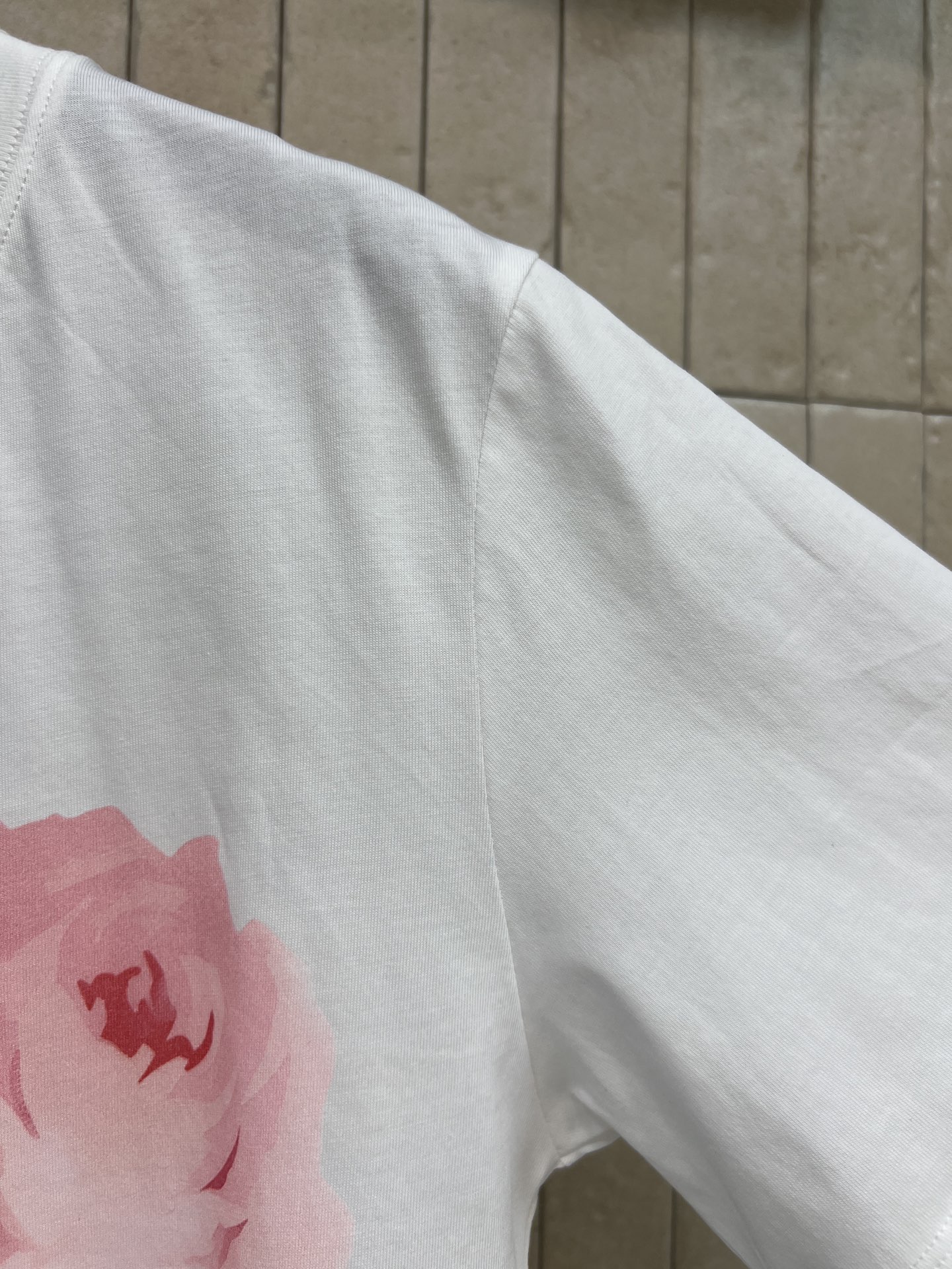 D家 26春夏新款 花卉印花短袖T恤 纯棉材质 柔软舒适 日常穿着超友好 圆领正肩设计 正面粉色玫瑰花+