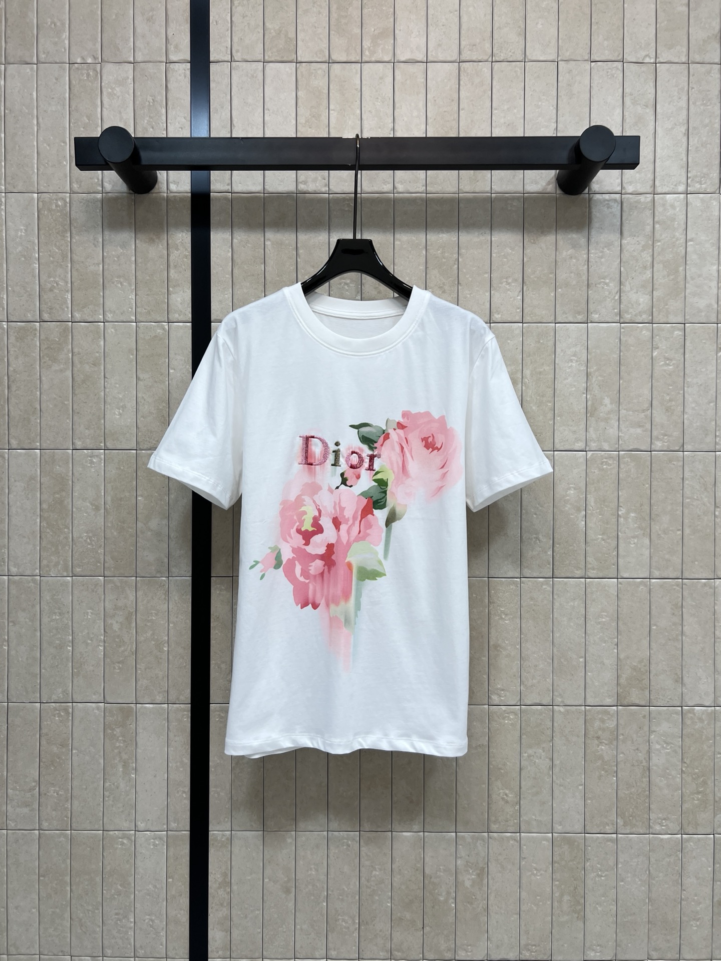 D家 26春夏新款 花卉印花短袖T恤 纯棉材质 柔软舒适 日常穿着超友好 圆领正肩设计 正面粉色玫瑰花+