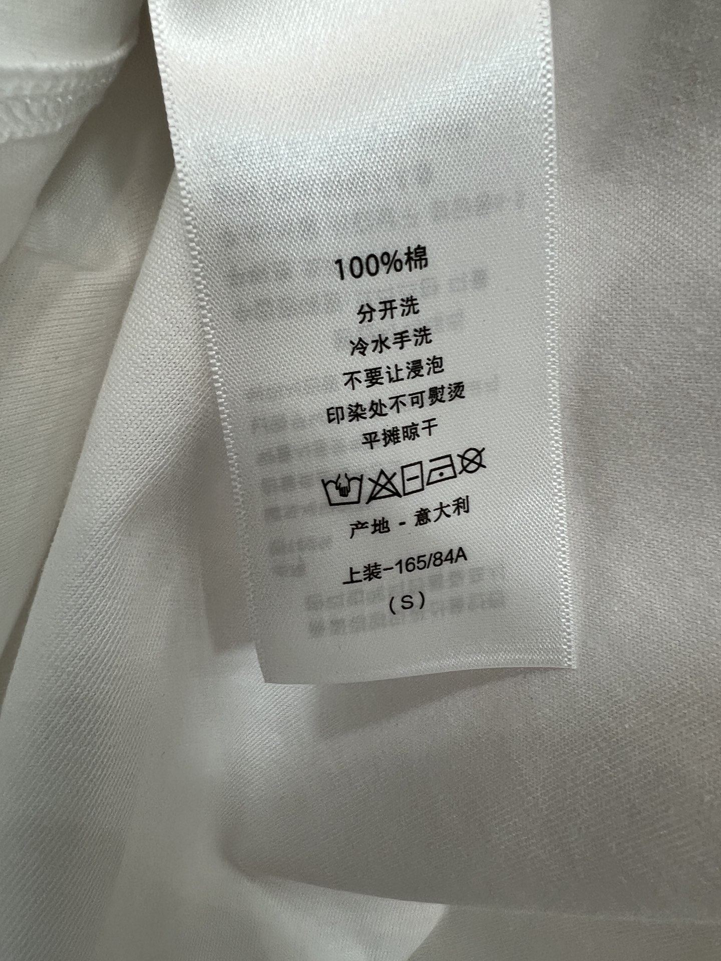 D家 26春夏新款 花卉印花短袖T恤 纯棉材质 柔软舒适 日常穿着超友好 圆领正肩设计 正面粉色玫瑰花+