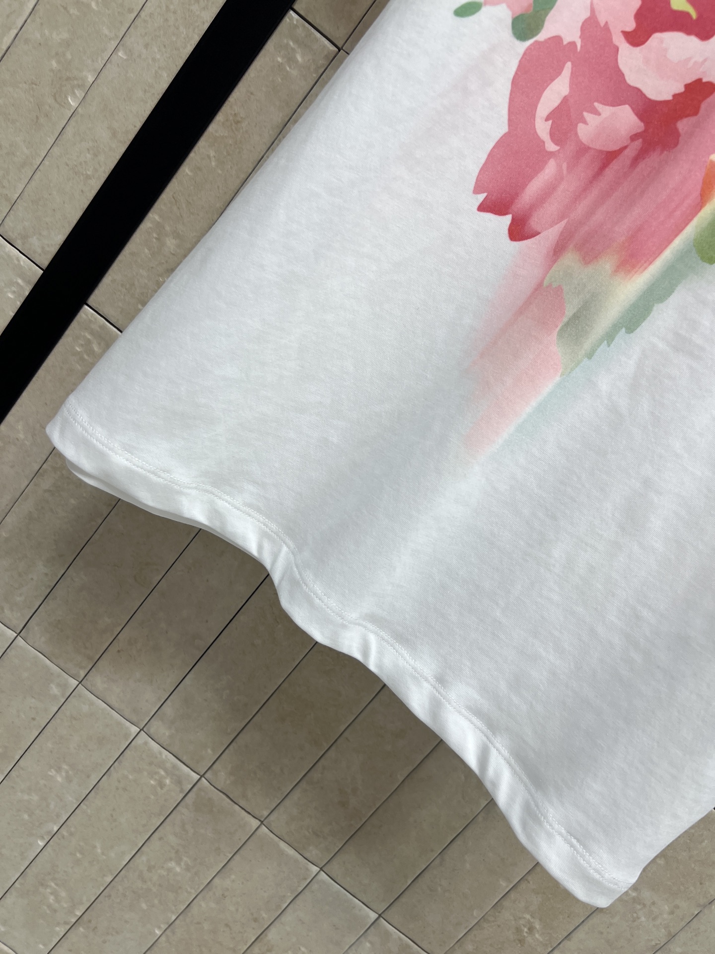 D家 26春夏新款 花卉印花短袖T恤 纯棉材质 柔软舒适 日常穿着超友好 圆领正肩设计 正面粉色玫瑰花+