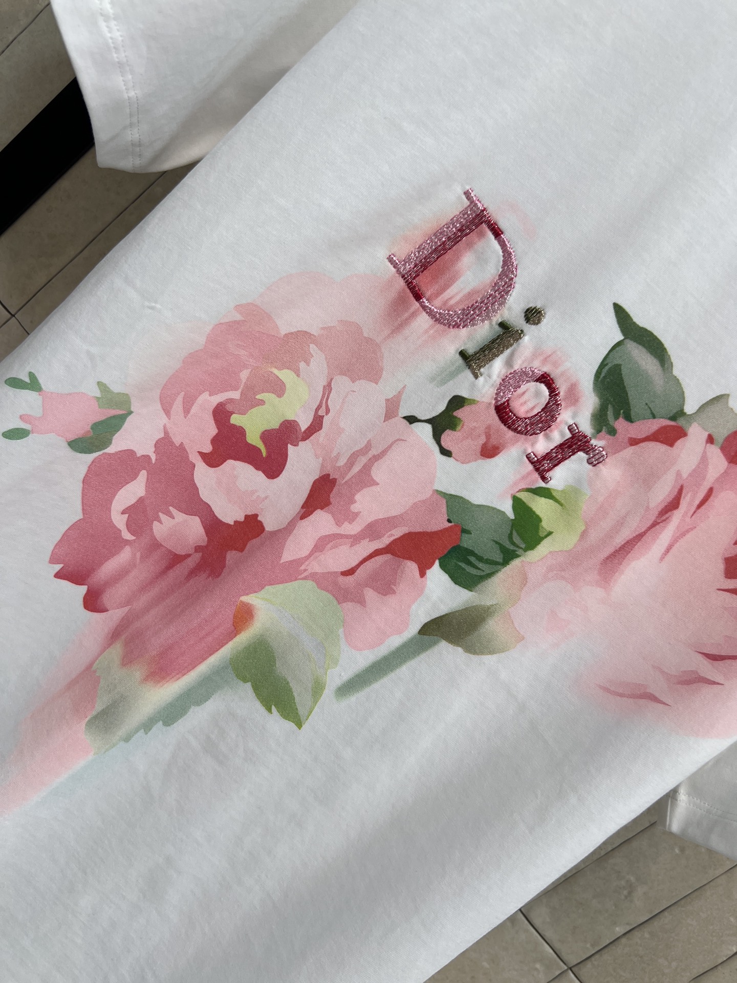 D家 26春夏新款 花卉印花短袖T恤 纯棉材质 柔软舒适 日常穿着超友好 圆领正肩设计 正面粉色玫瑰花+