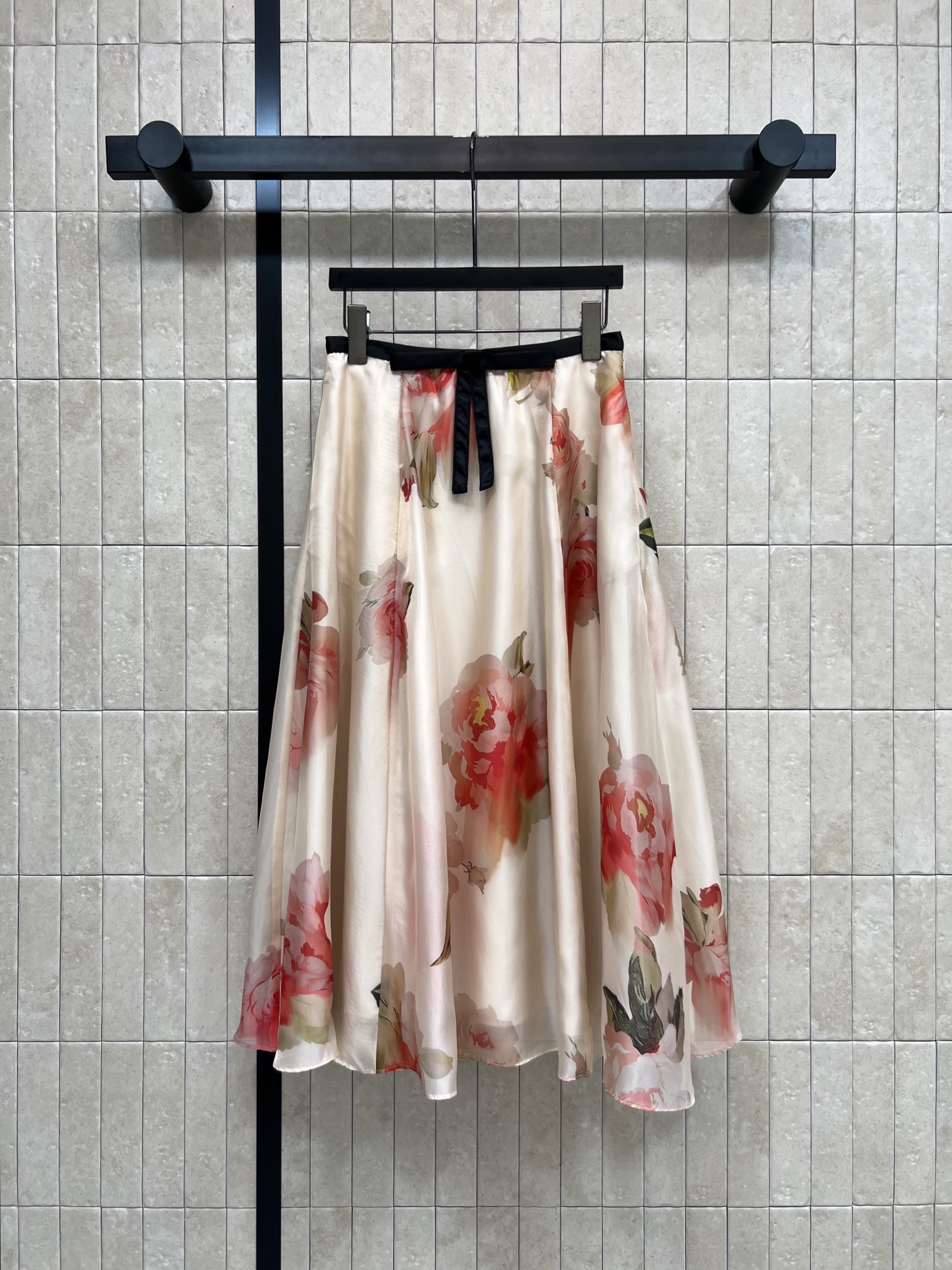 D家 26春夏新款 花卉印花半身裙 面料轻盈玫瑰印花 法式浪漫氛围感满满 高腰A字版型舒适显瘦 裙摆大摆