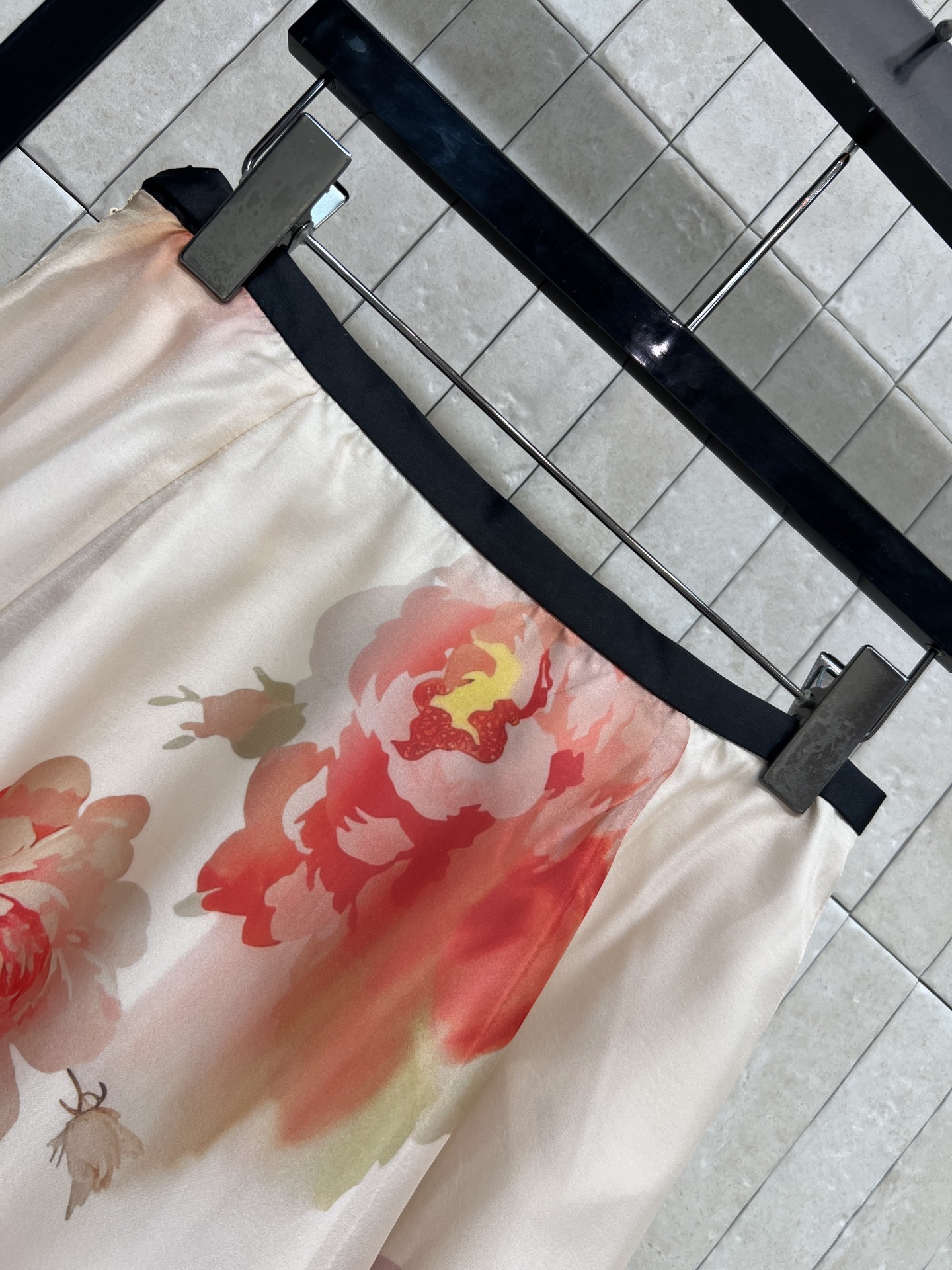 D家 26春夏新款 花卉印花半身裙 面料轻盈玫瑰印花 法式浪漫氛围感满满 高腰A字版型舒适显瘦 裙摆大摆