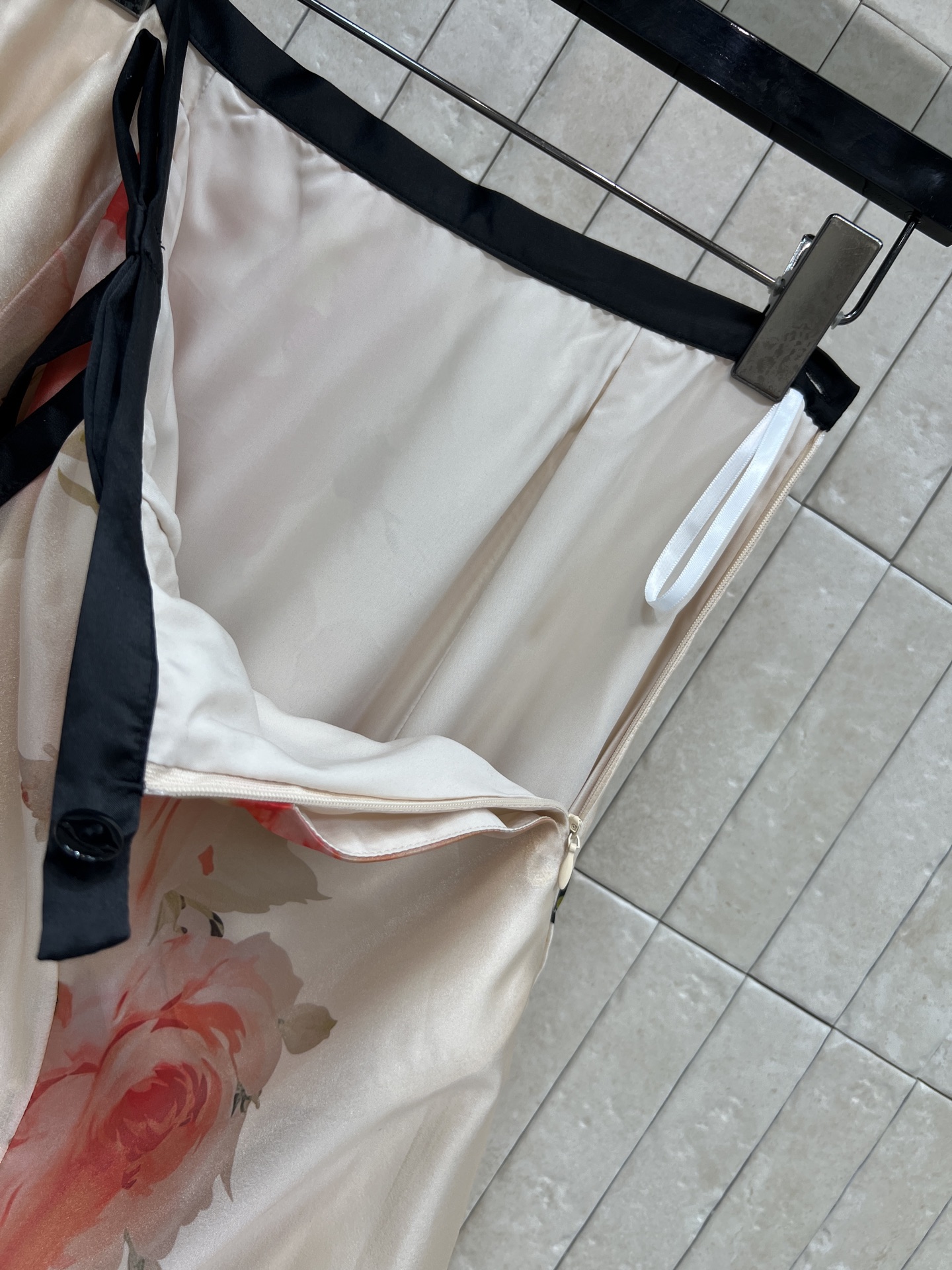 D家 26春夏新款 花卉印花半身裙 面料轻盈玫瑰印花 法式浪漫氛围感满满 高腰A字版型舒适显瘦 裙摆大摆