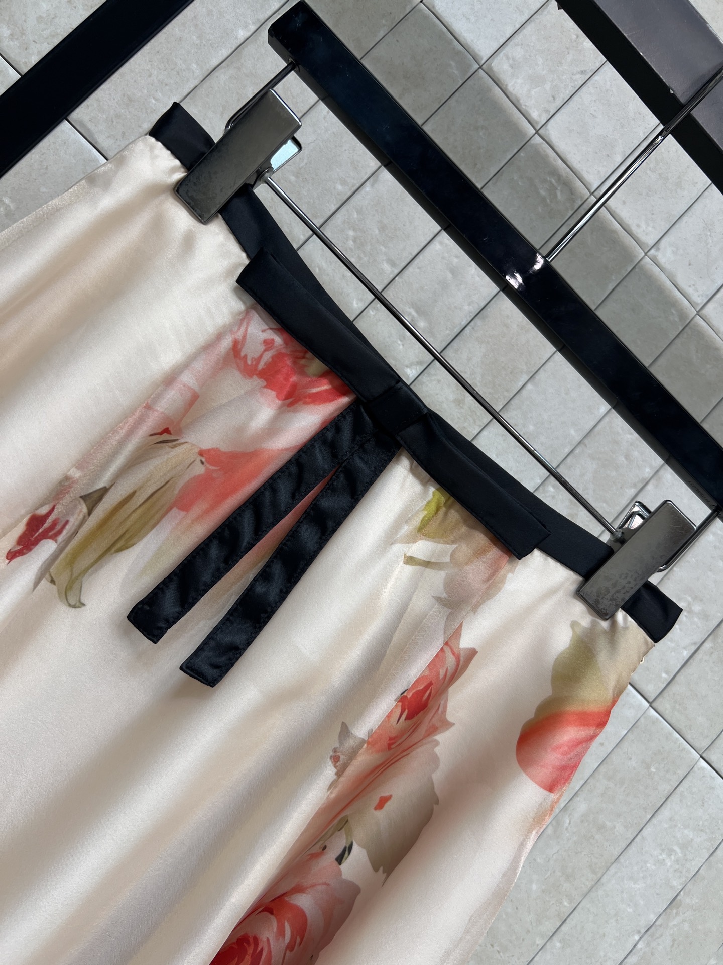 D家 26春夏新款 花卉印花半身裙 面料轻盈玫瑰印花 法式浪漫氛围感满满 高腰A字版型舒适显瘦 裙摆大摆