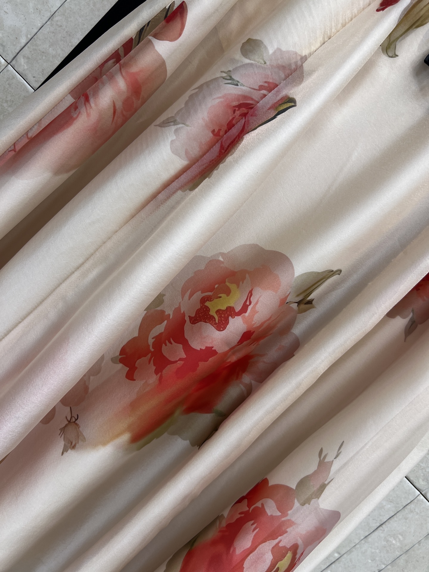 D家 26春夏新款 花卉印花半身裙 面料轻盈玫瑰印花 法式浪漫氛围感满满 高腰A字版型舒适显瘦 裙摆大摆