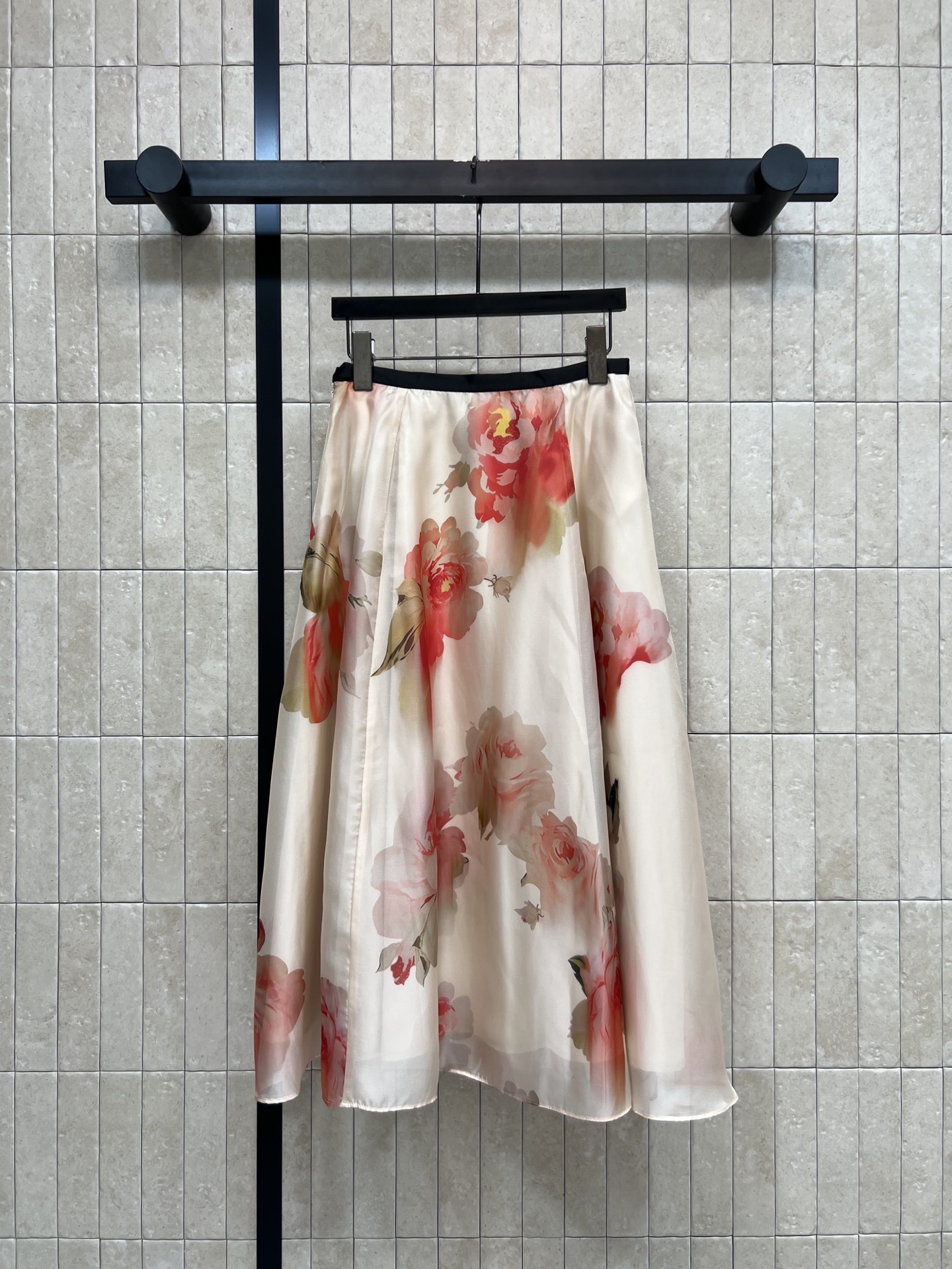 D家 26春夏新款 花卉印花半身裙 面料轻盈玫瑰印花 法式浪漫氛围感满满 高腰A字版型舒适显瘦 裙摆大摆