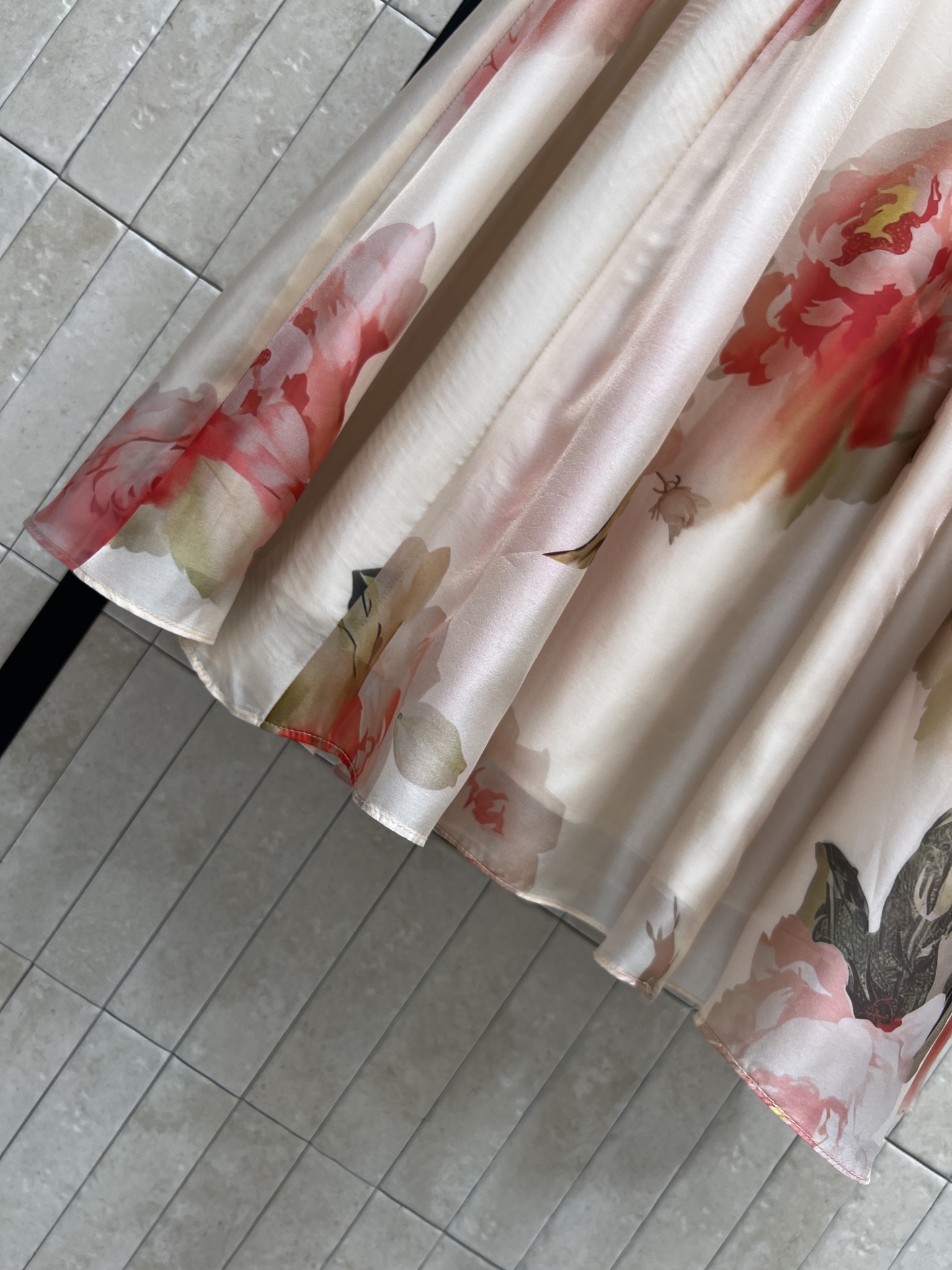 D家 26春夏新款 花卉印花半身裙 面料轻盈玫瑰印花 法式浪漫氛围感满满 高腰A字版型舒适显瘦 裙摆大摆